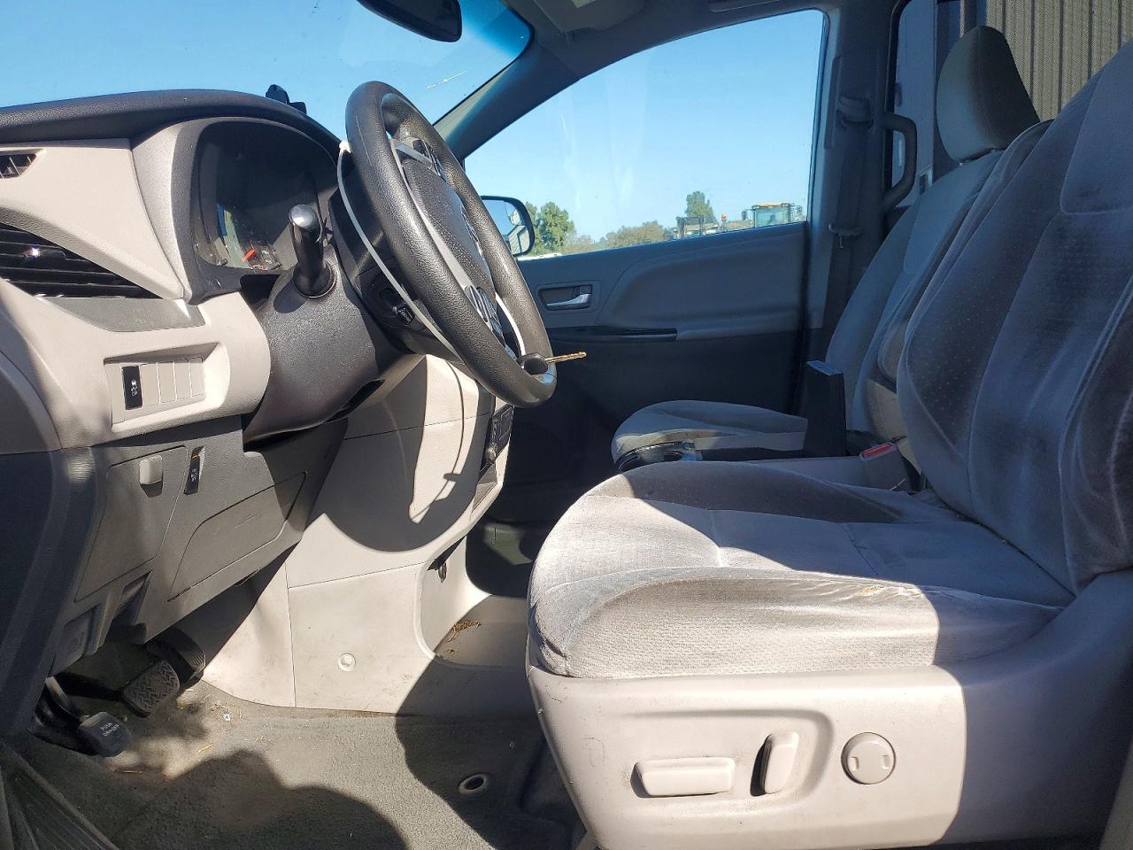 2015 Toyota Sienna Le Maroon vin: 5TDKK3DCXFS601057