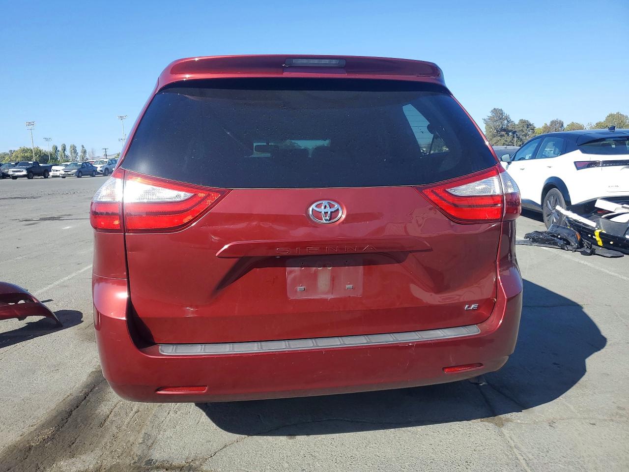 2015 Toyota Sienna Le Maroon vin: 5TDKK3DCXFS601057