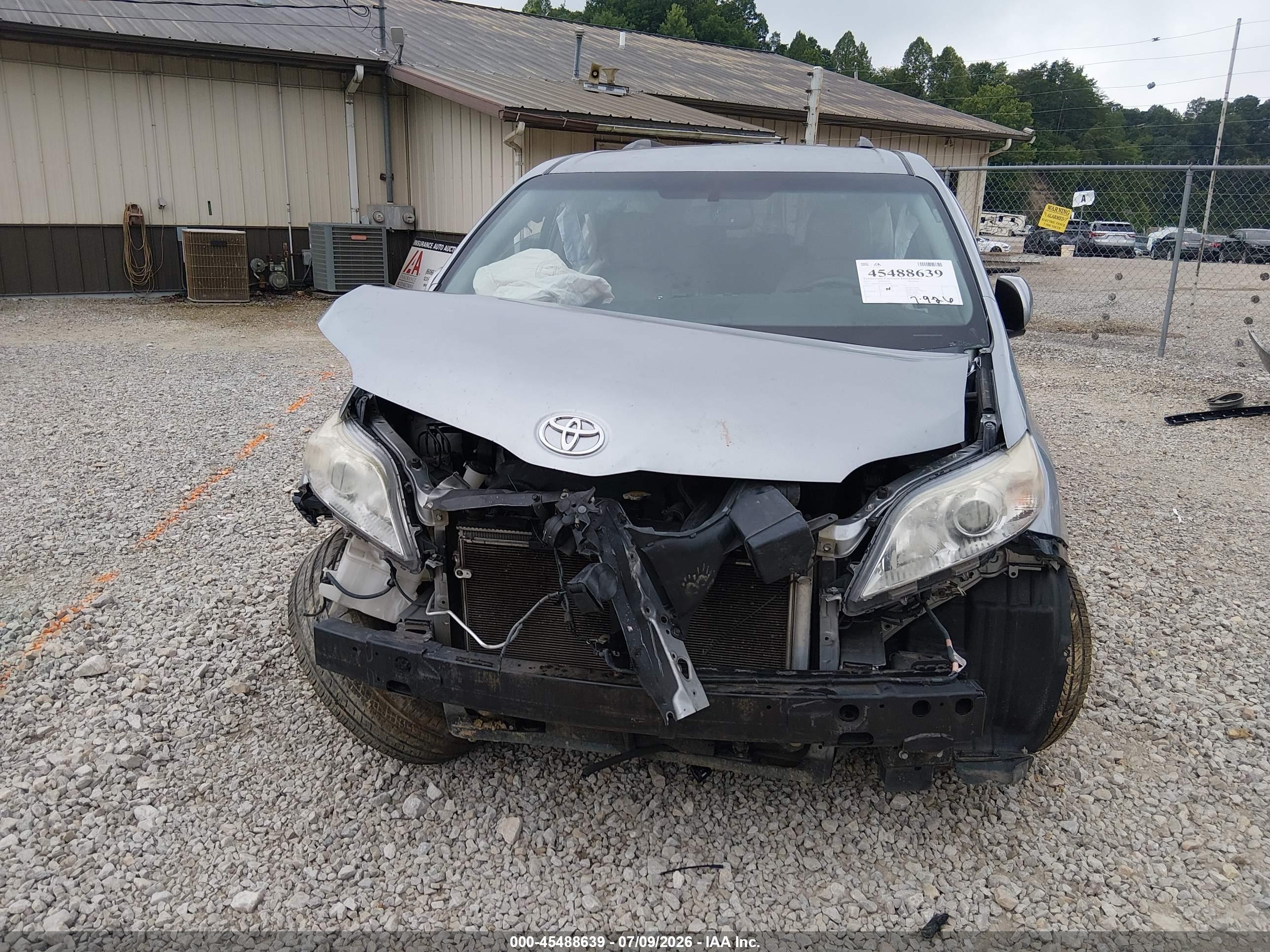 2015 Toyota Sienna Le 8 Passenger Серебряный vin: 5TDKK3DCXFS611829