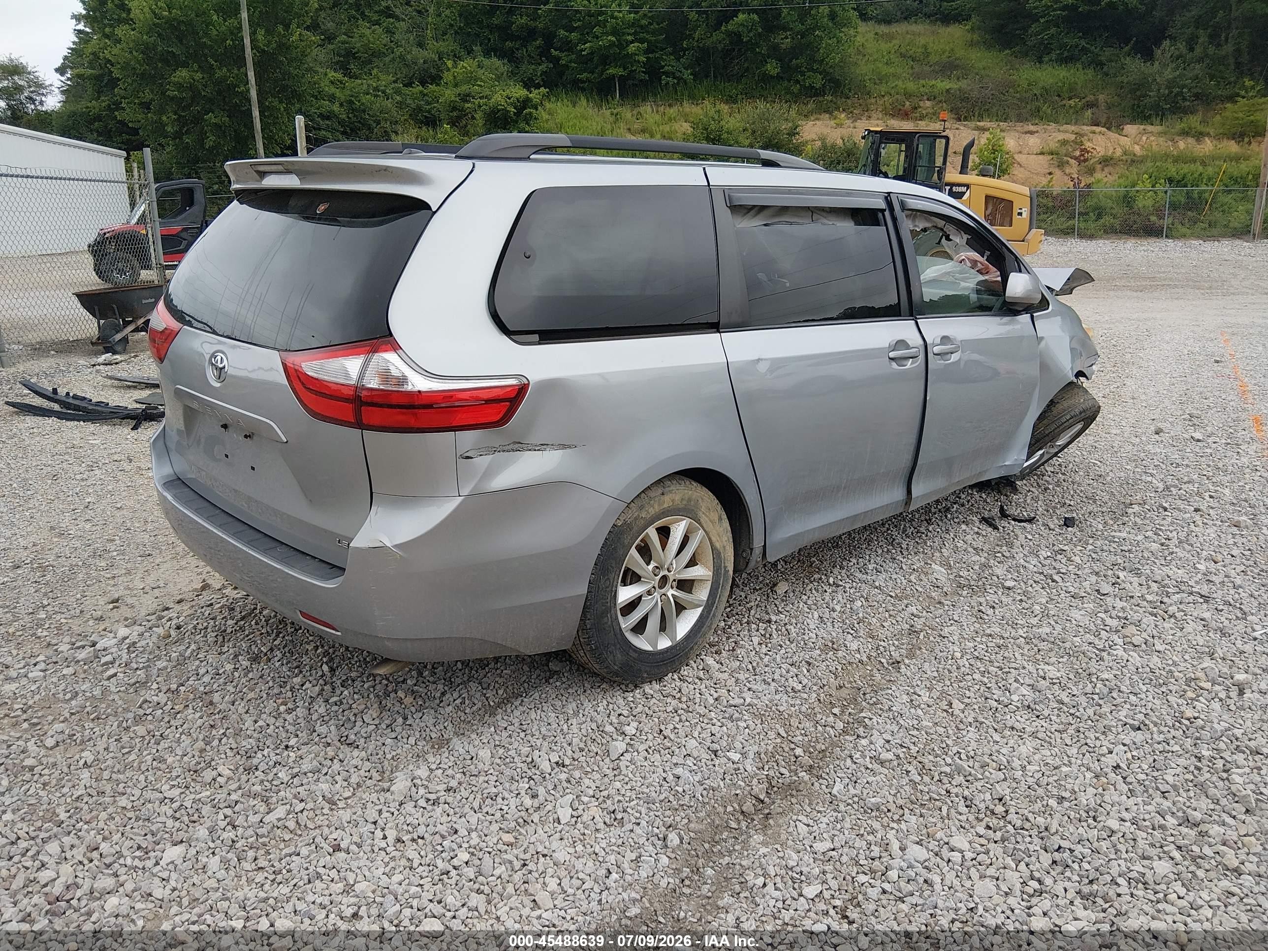 2015 Toyota Sienna Le 8 Passenger Серебряный vin: 5TDKK3DCXFS611829