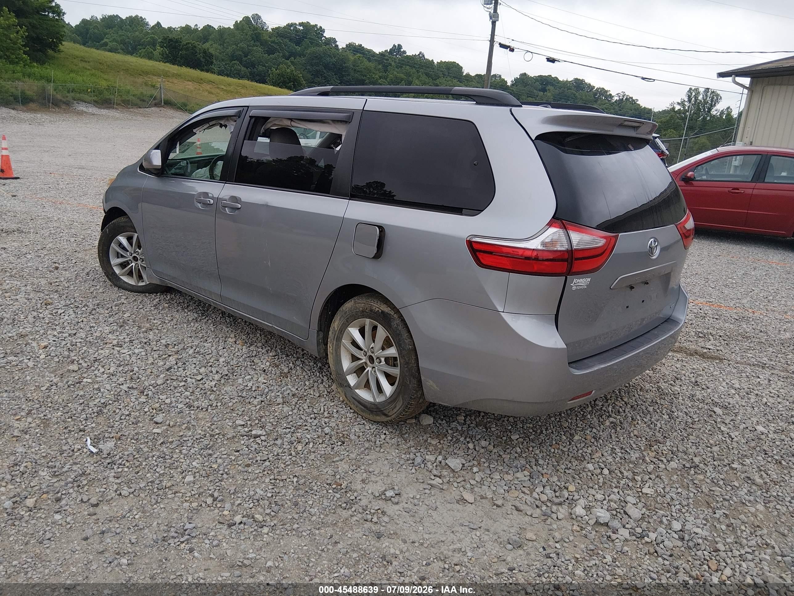 2015 Toyota Sienna Le 8 Passenger Серебряный vin: 5TDKK3DCXFS611829
