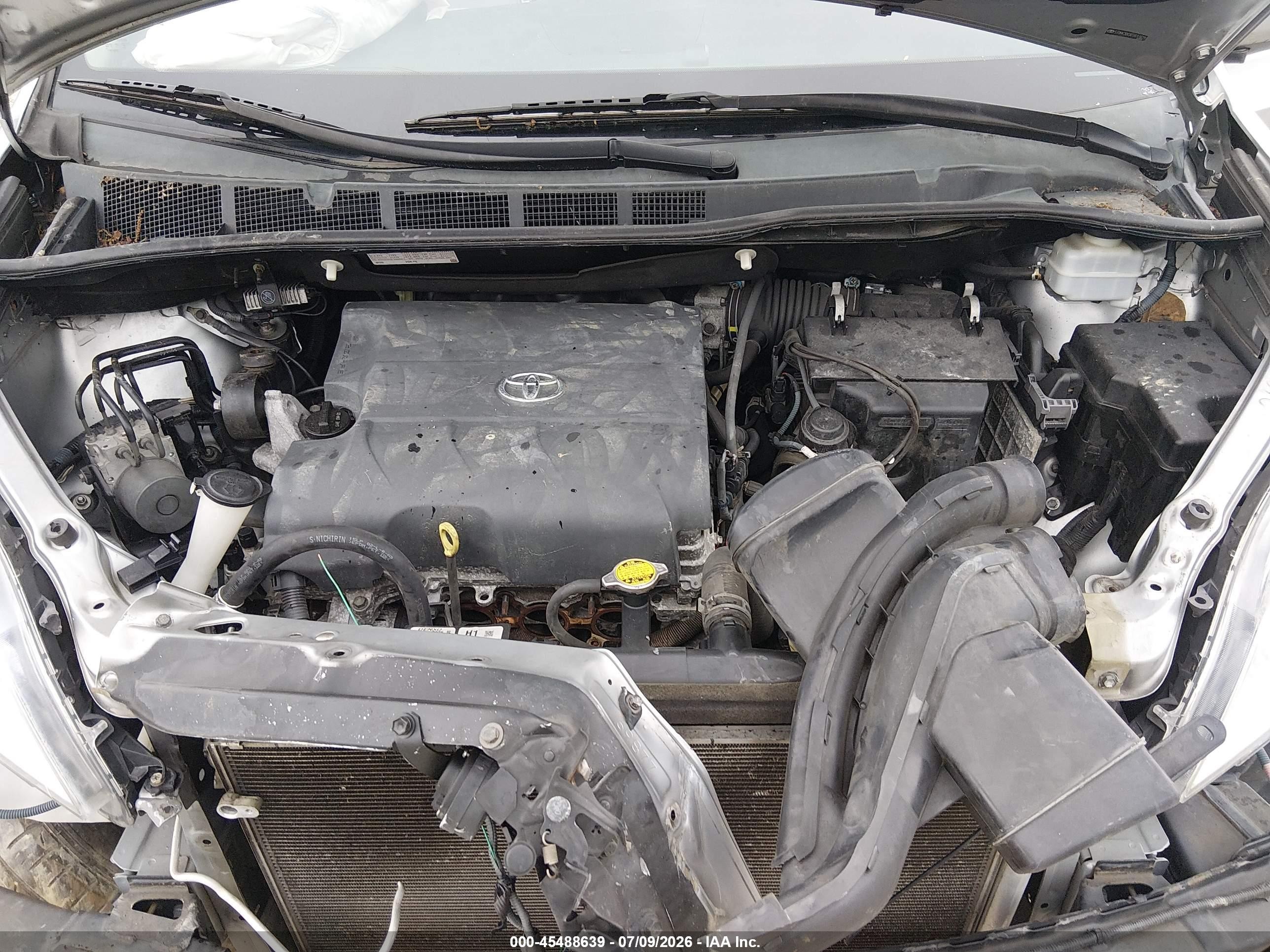 2015 Toyota Sienna Le 8 Passenger Серебряный vin: 5TDKK3DCXFS611829
