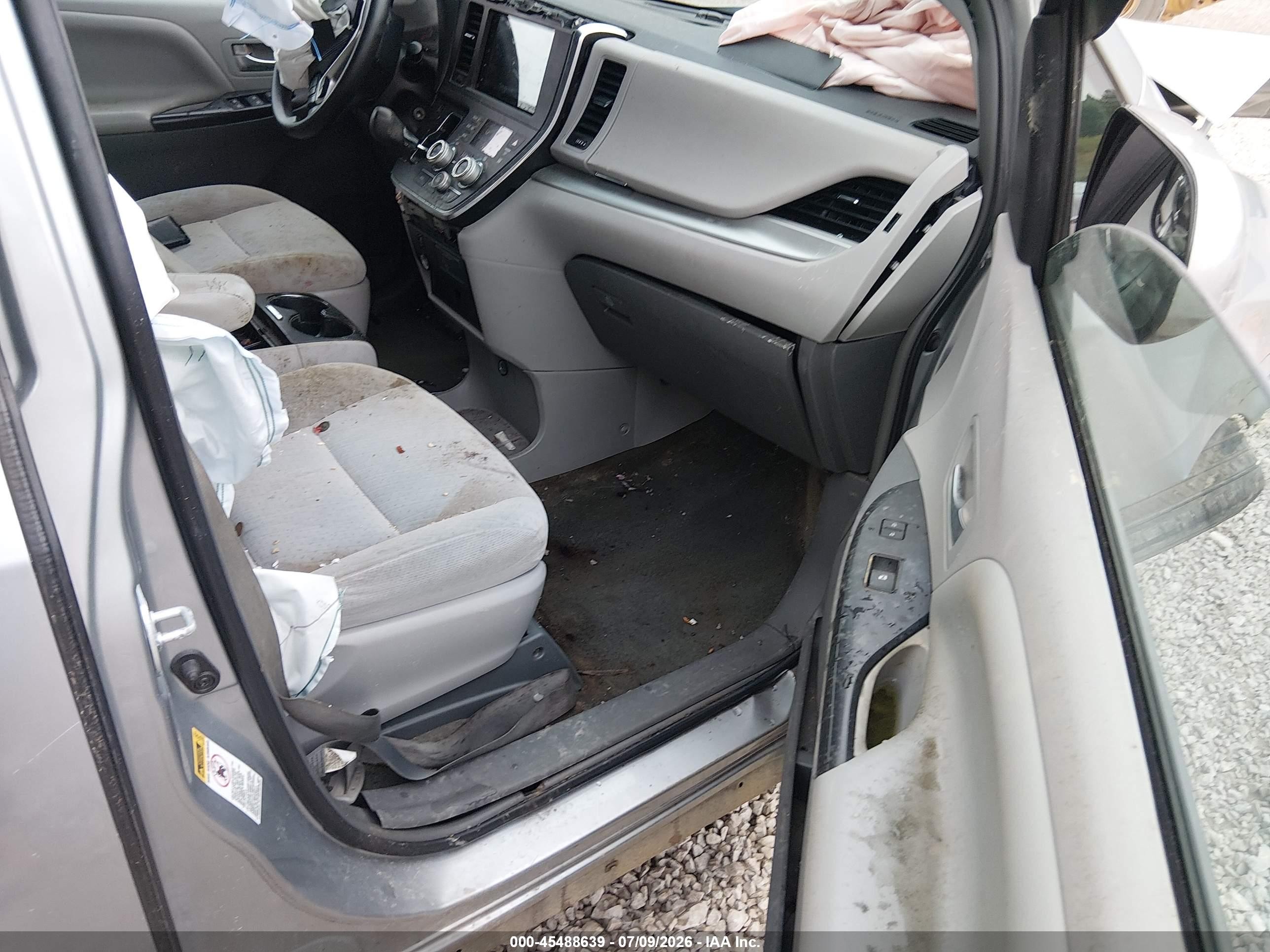 2015 Toyota Sienna Le 8 Passenger Серебряный vin: 5TDKK3DCXFS611829
