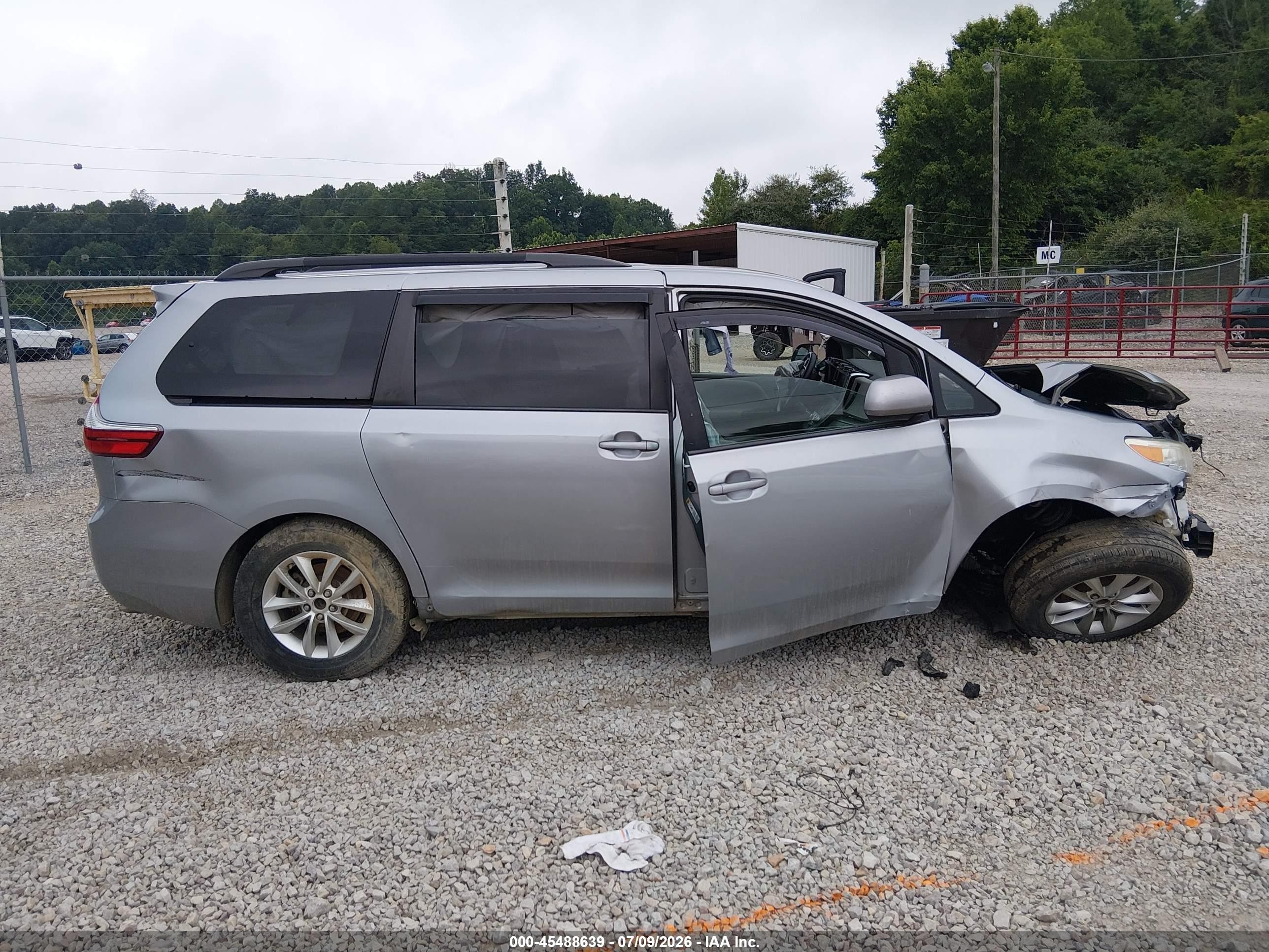 2015 Toyota Sienna Le 8 Passenger Серебряный vin: 5TDKK3DCXFS611829