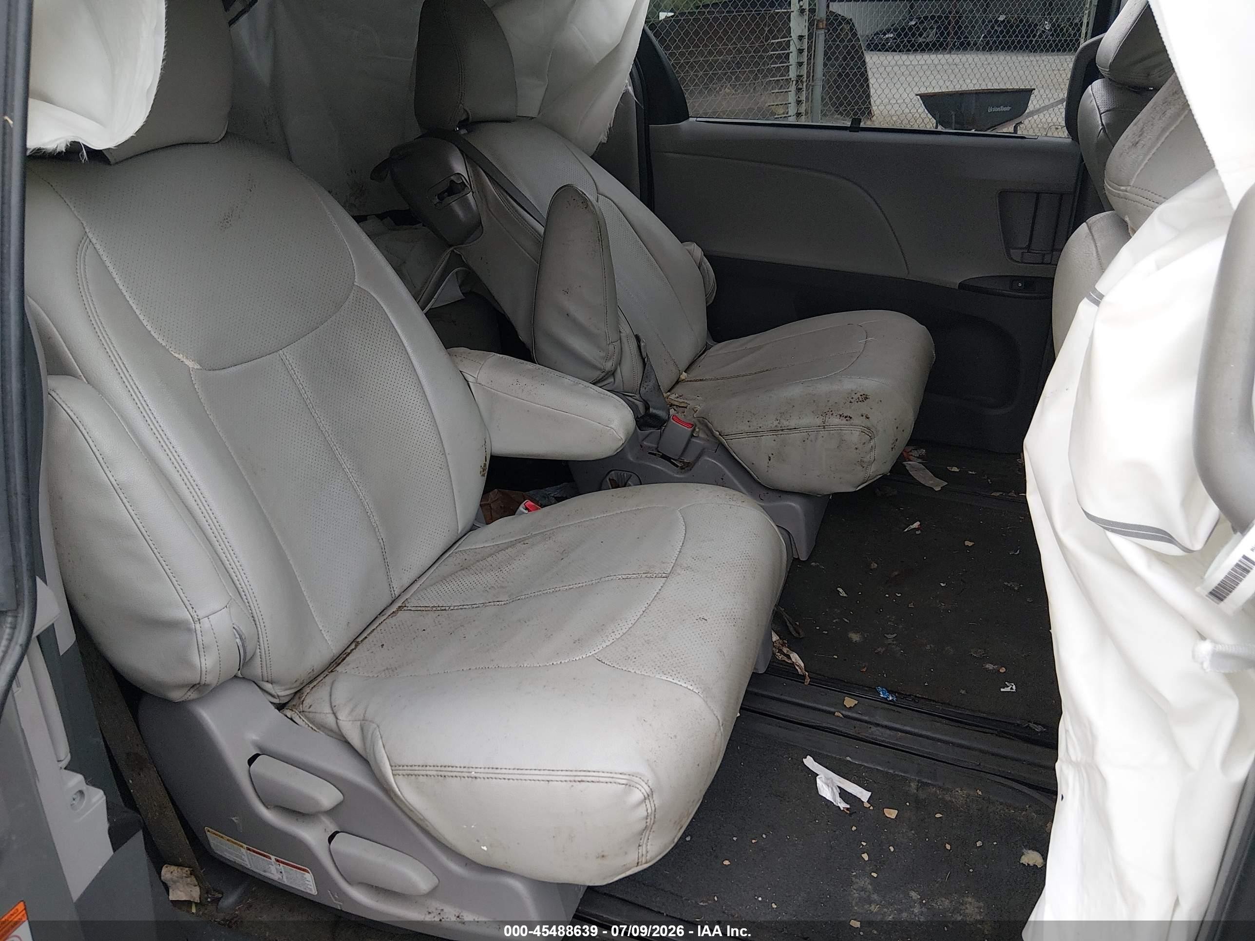 2015 Toyota Sienna Le 8 Passenger Серебряный vin: 5TDKK3DCXFS611829