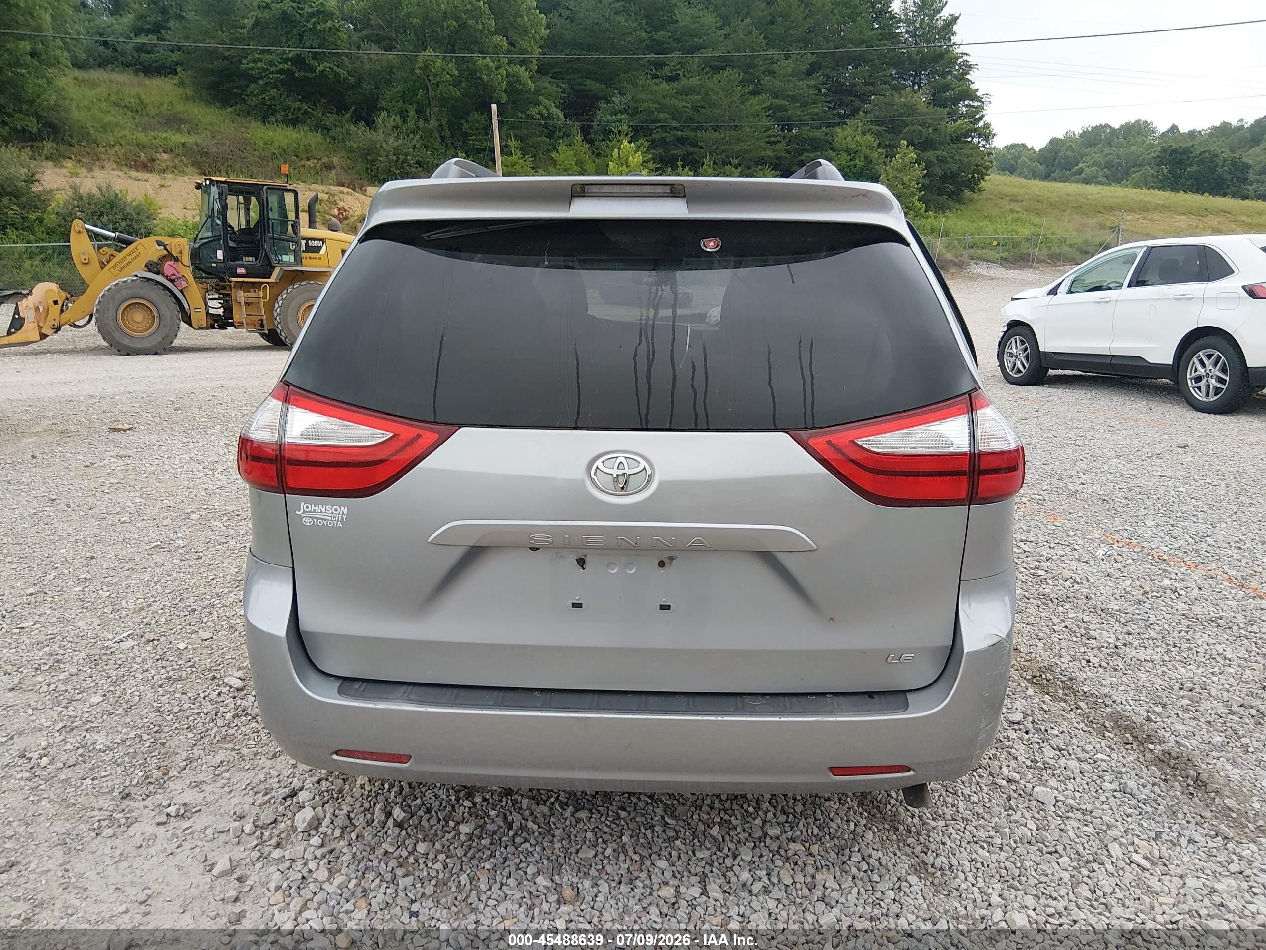 2015 Toyota Sienna Le 8 Passenger Серебряный vin: 5TDKK3DCXFS611829