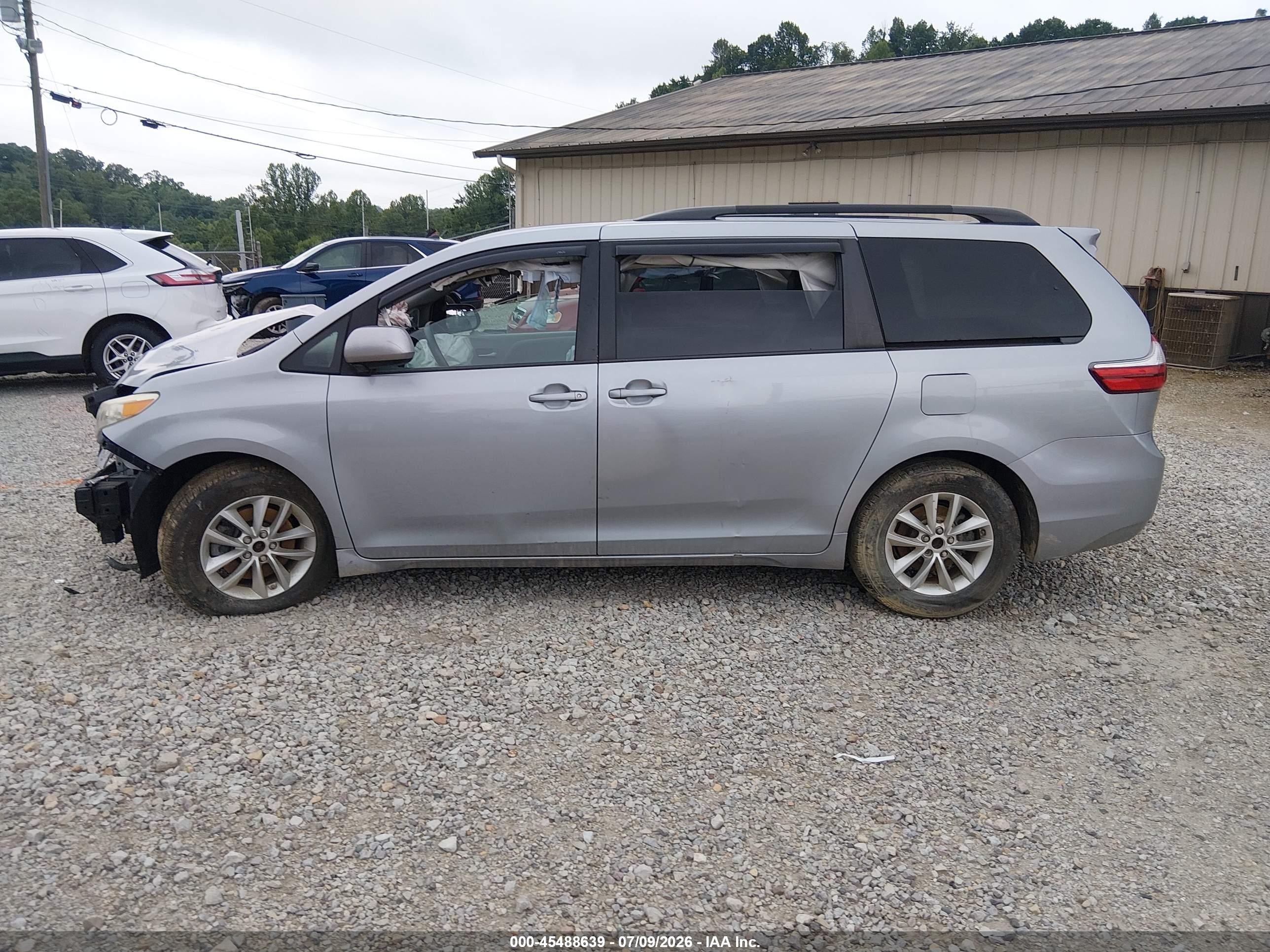 2015 Toyota Sienna Le 8 Passenger Серебряный vin: 5TDKK3DCXFS611829