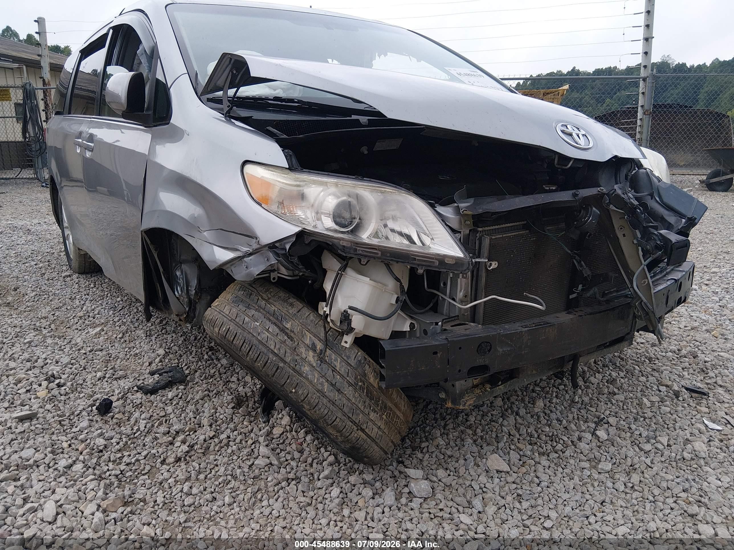 2015 Toyota Sienna Le 8 Passenger Серебряный vin: 5TDKK3DCXFS611829