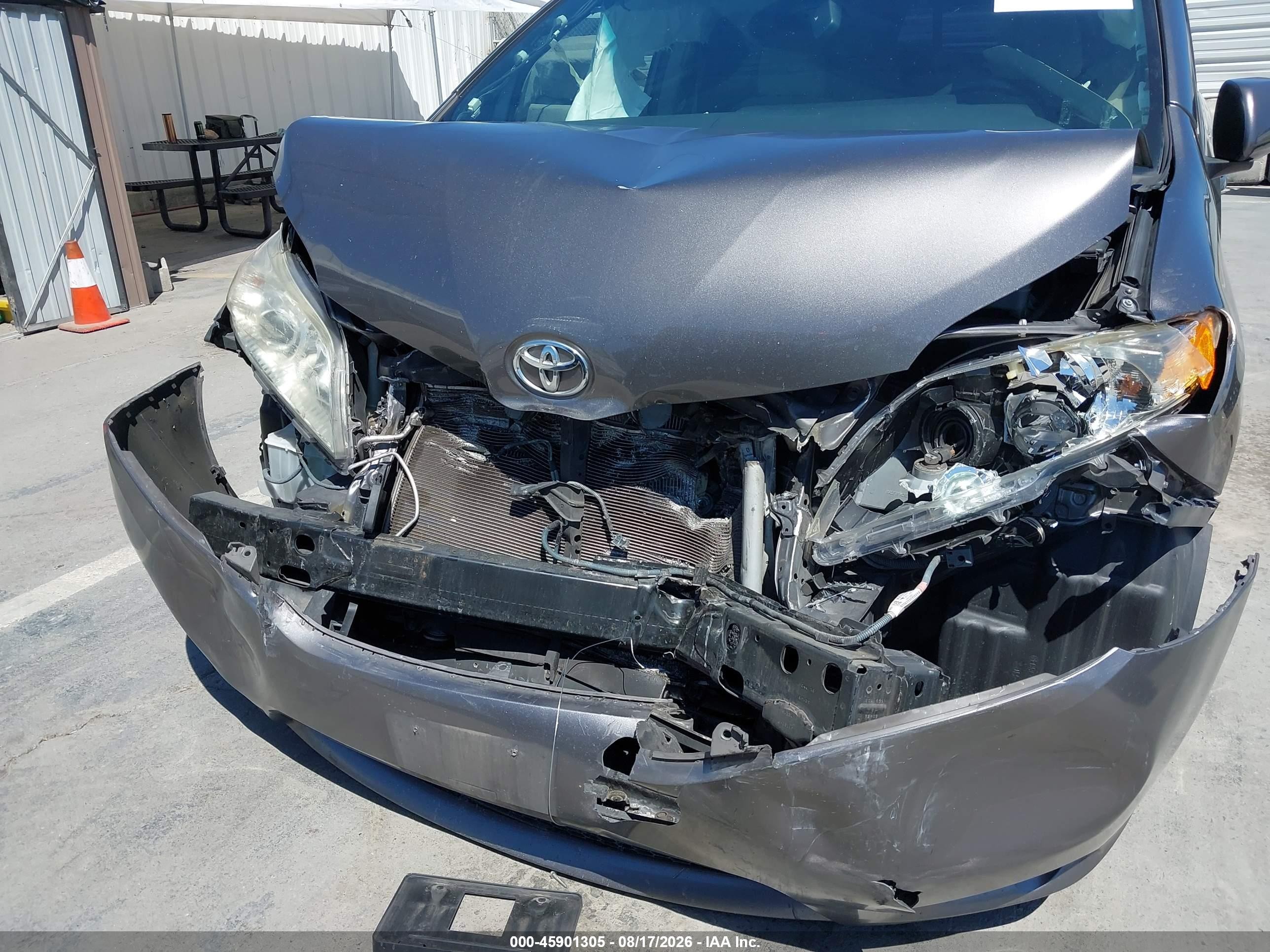 2015 Toyota Sienna Le 8 Passenger Gray vin: 5TDKK3DCXFS615847