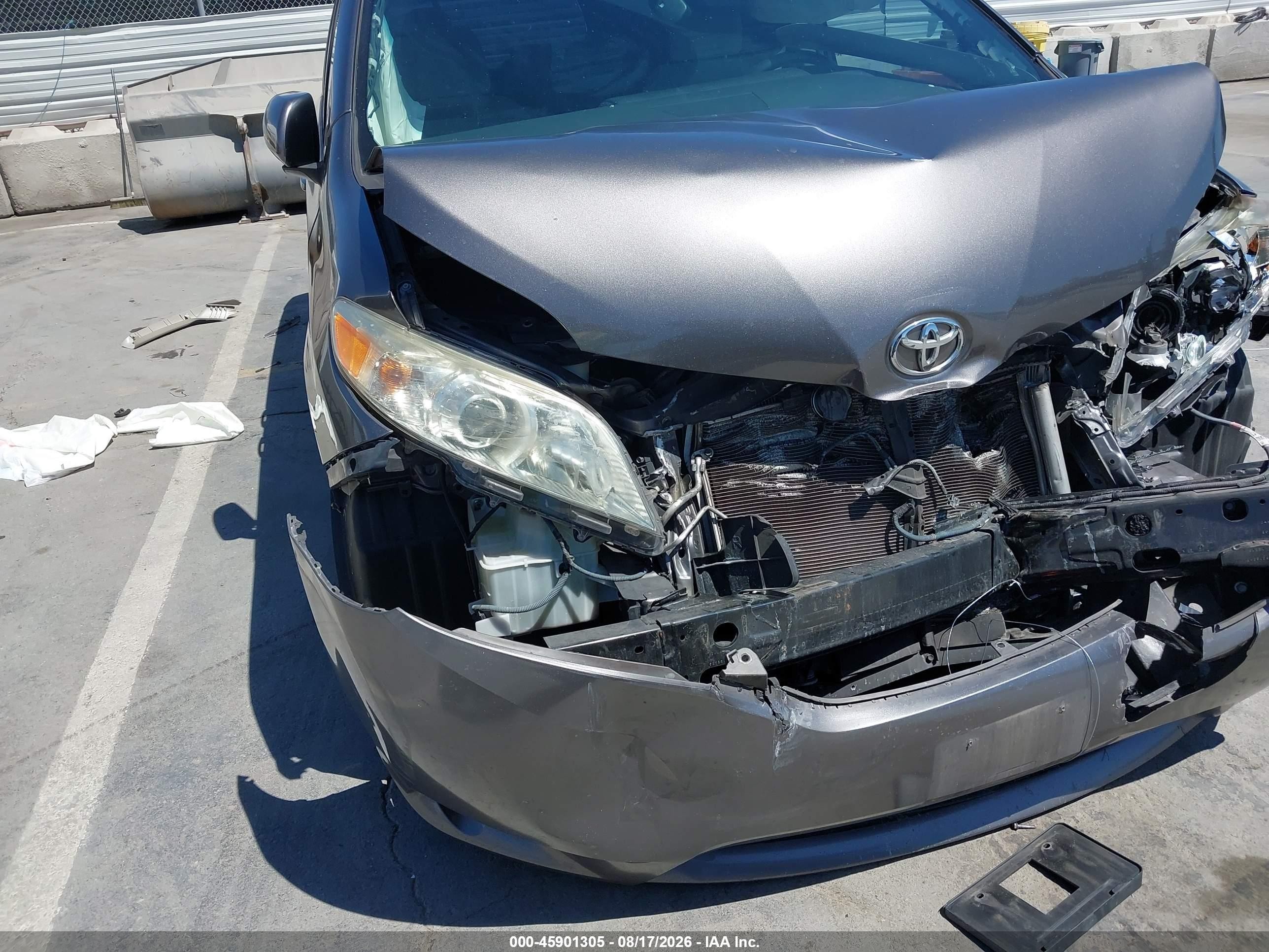 2015 Toyota Sienna Le 8 Passenger Gray vin: 5TDKK3DCXFS615847