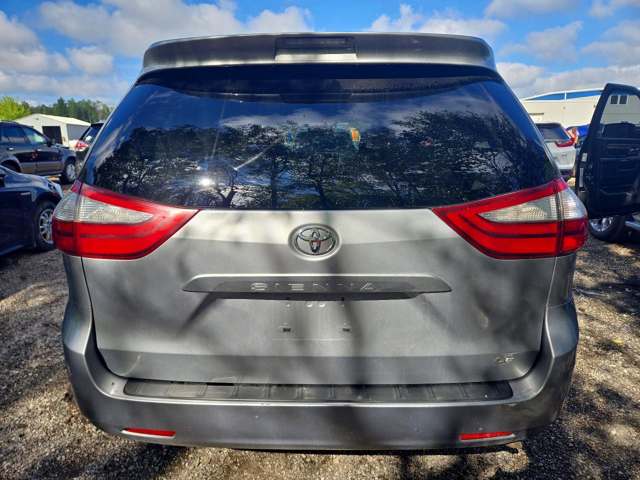 2015 Toyota Sienna Le Silver vin: 5TDKK3DCXFS668886