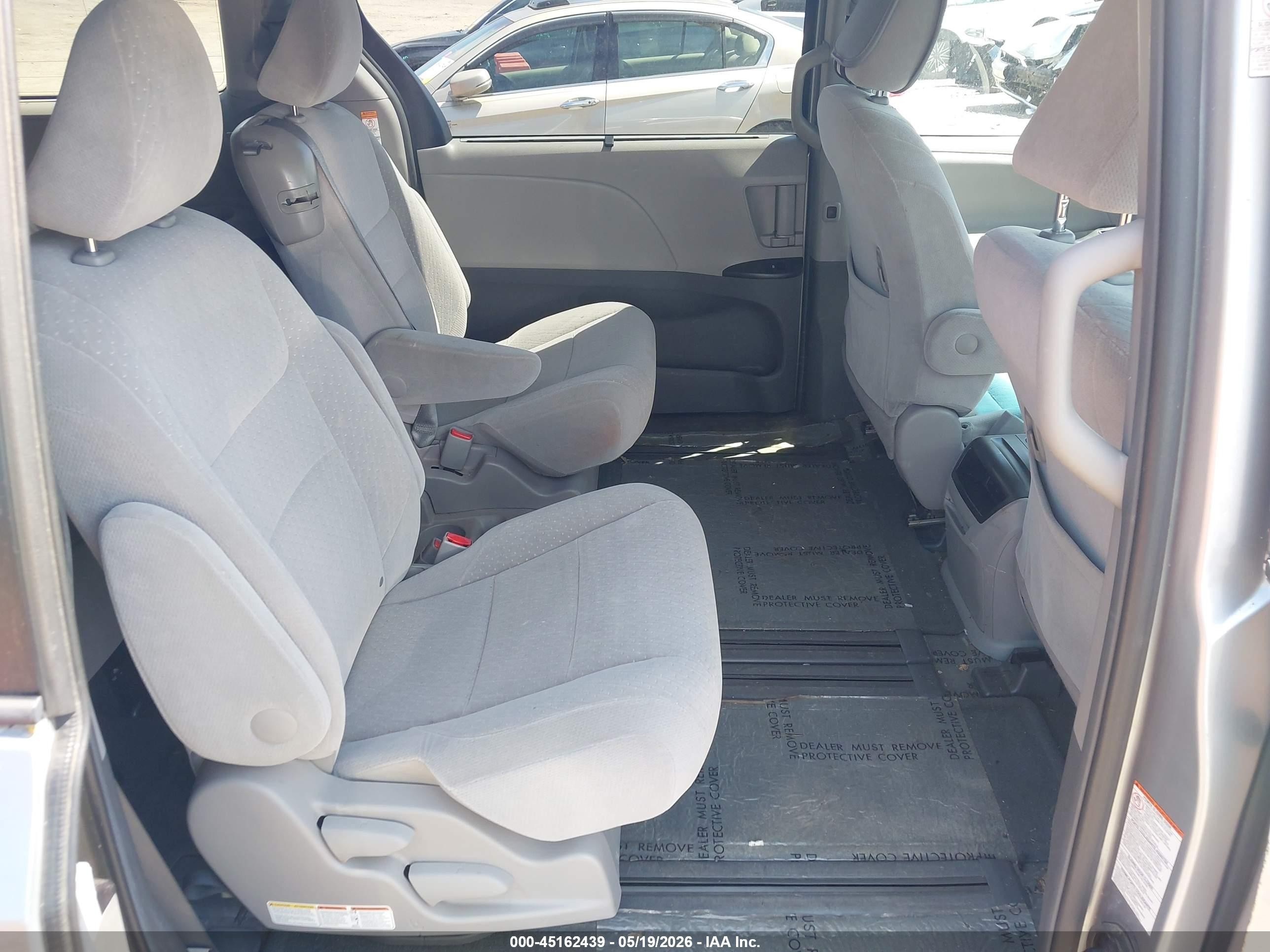 2016 Toyota Sienna Le 8 Passenger Серебряный vin: 5TDKK3DCXGS726819