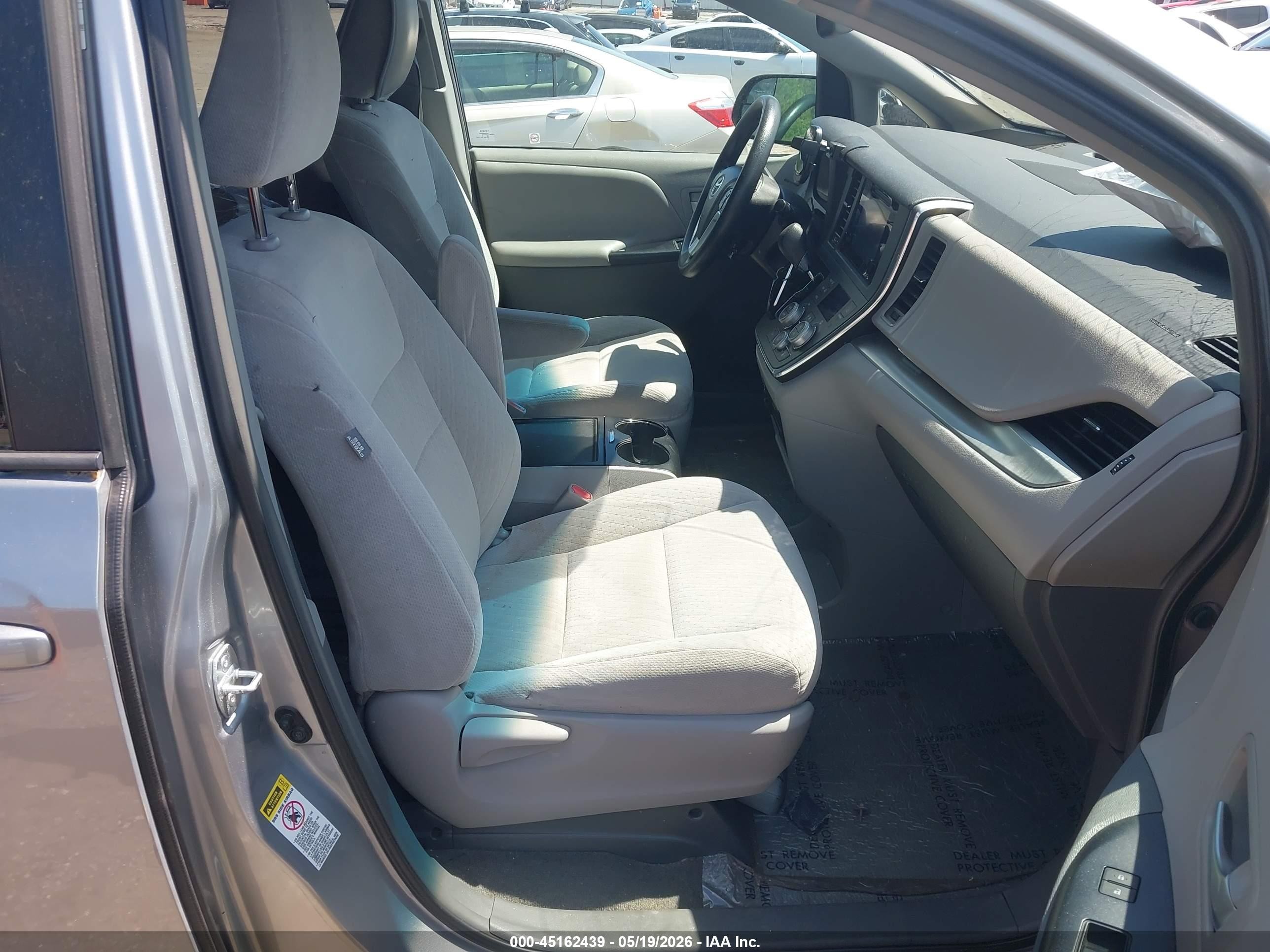 2016 Toyota Sienna Le 8 Passenger Серебряный vin: 5TDKK3DCXGS726819