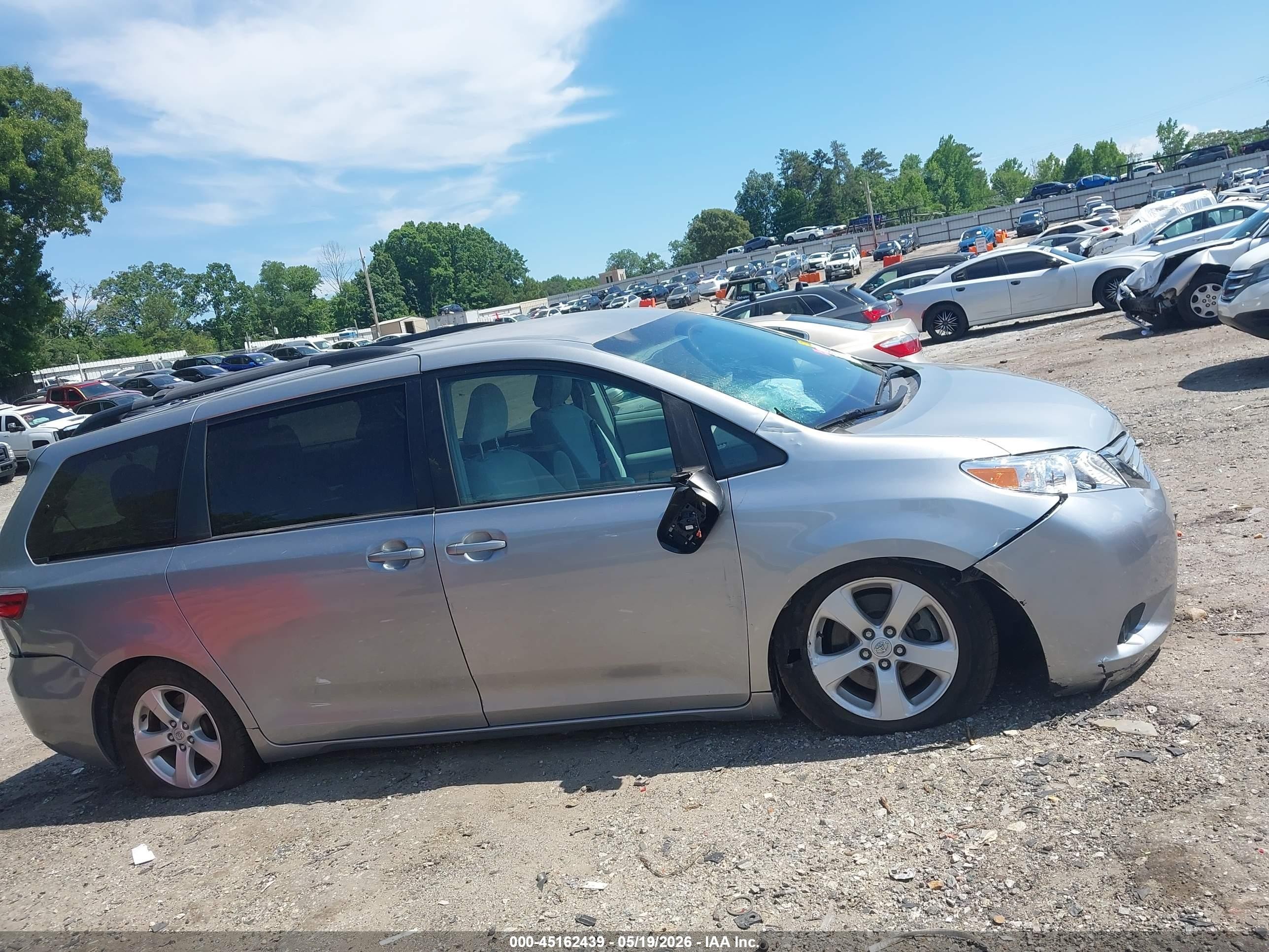 2016 Toyota Sienna Le 8 Passenger Серебряный vin: 5TDKK3DCXGS726819