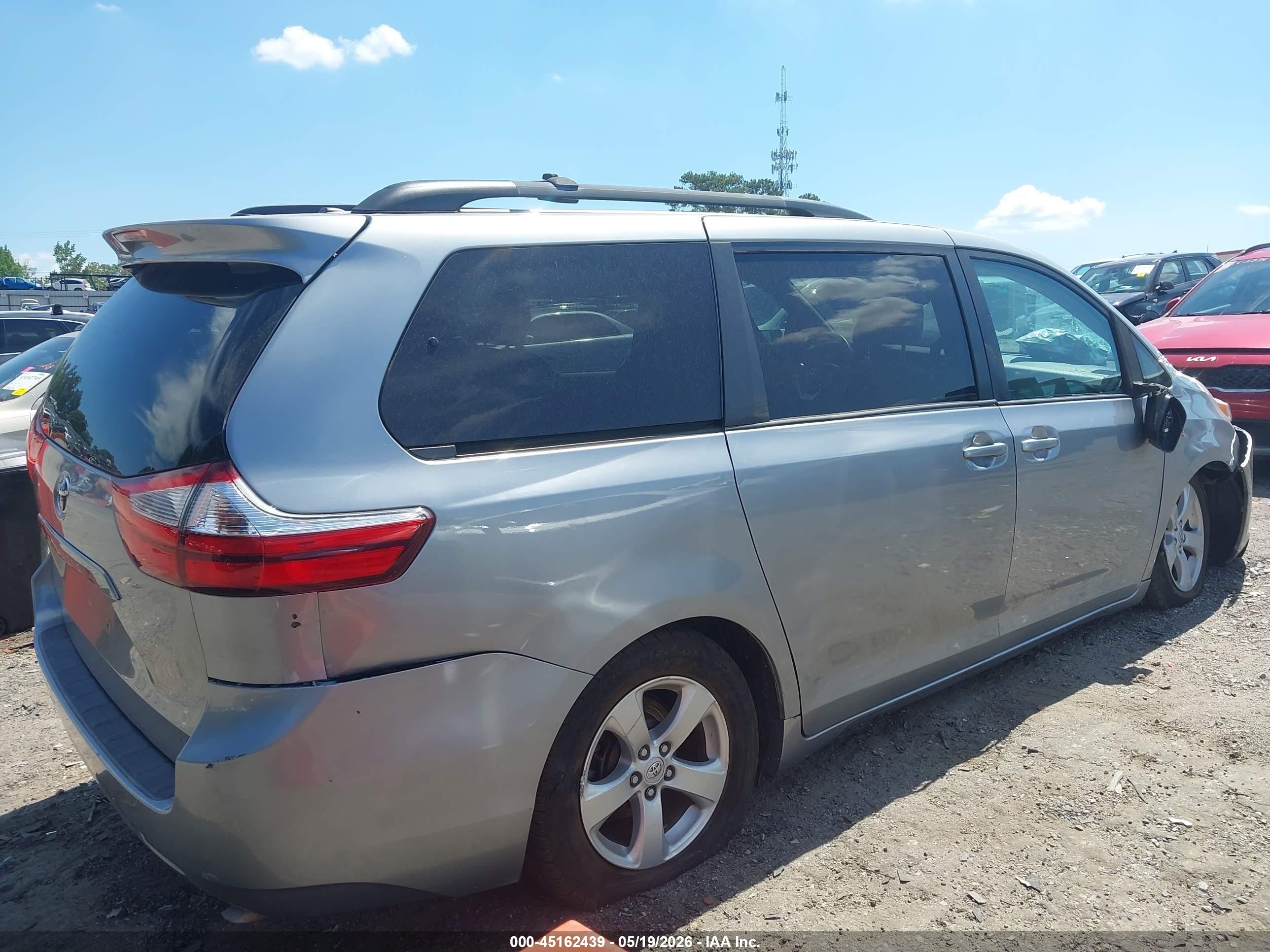 2016 Toyota Sienna Le 8 Passenger Серебряный vin: 5TDKK3DCXGS726819