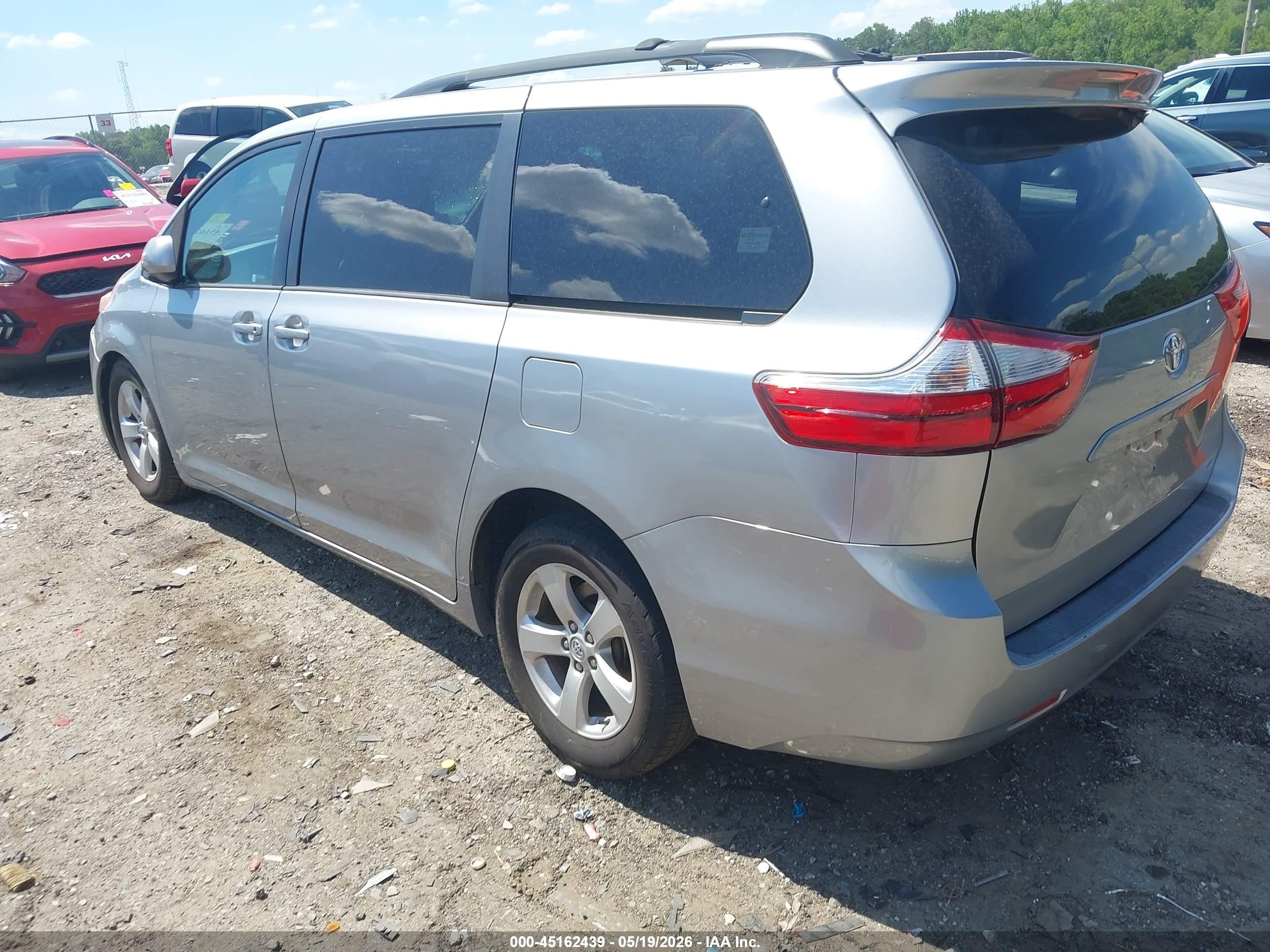 2016 Toyota Sienna Le 8 Passenger Серебряный vin: 5TDKK3DCXGS726819
