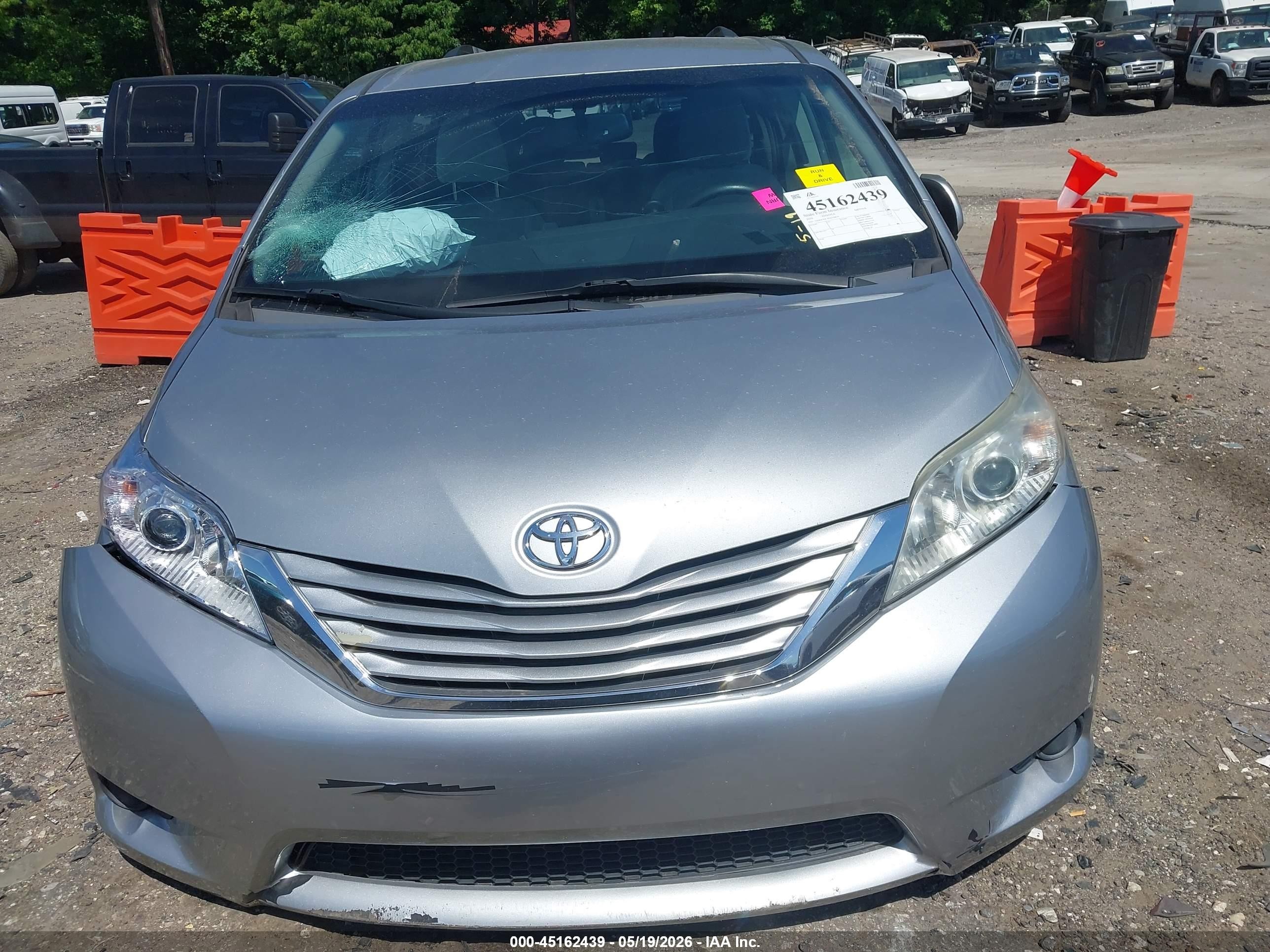 2016 Toyota Sienna Le 8 Passenger Серебряный vin: 5TDKK3DCXGS726819