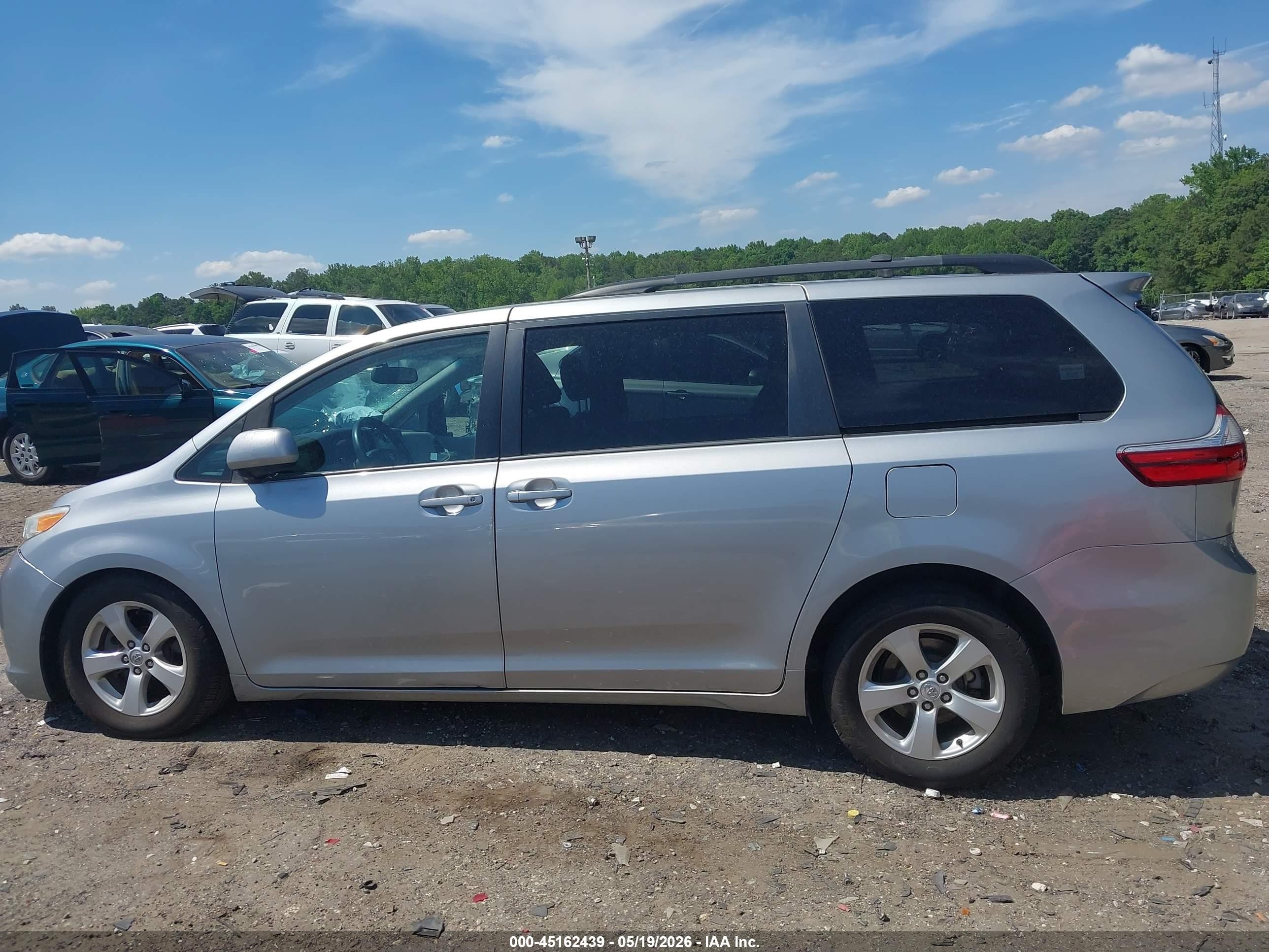 2016 Toyota Sienna Le 8 Passenger Серебряный vin: 5TDKK3DCXGS726819