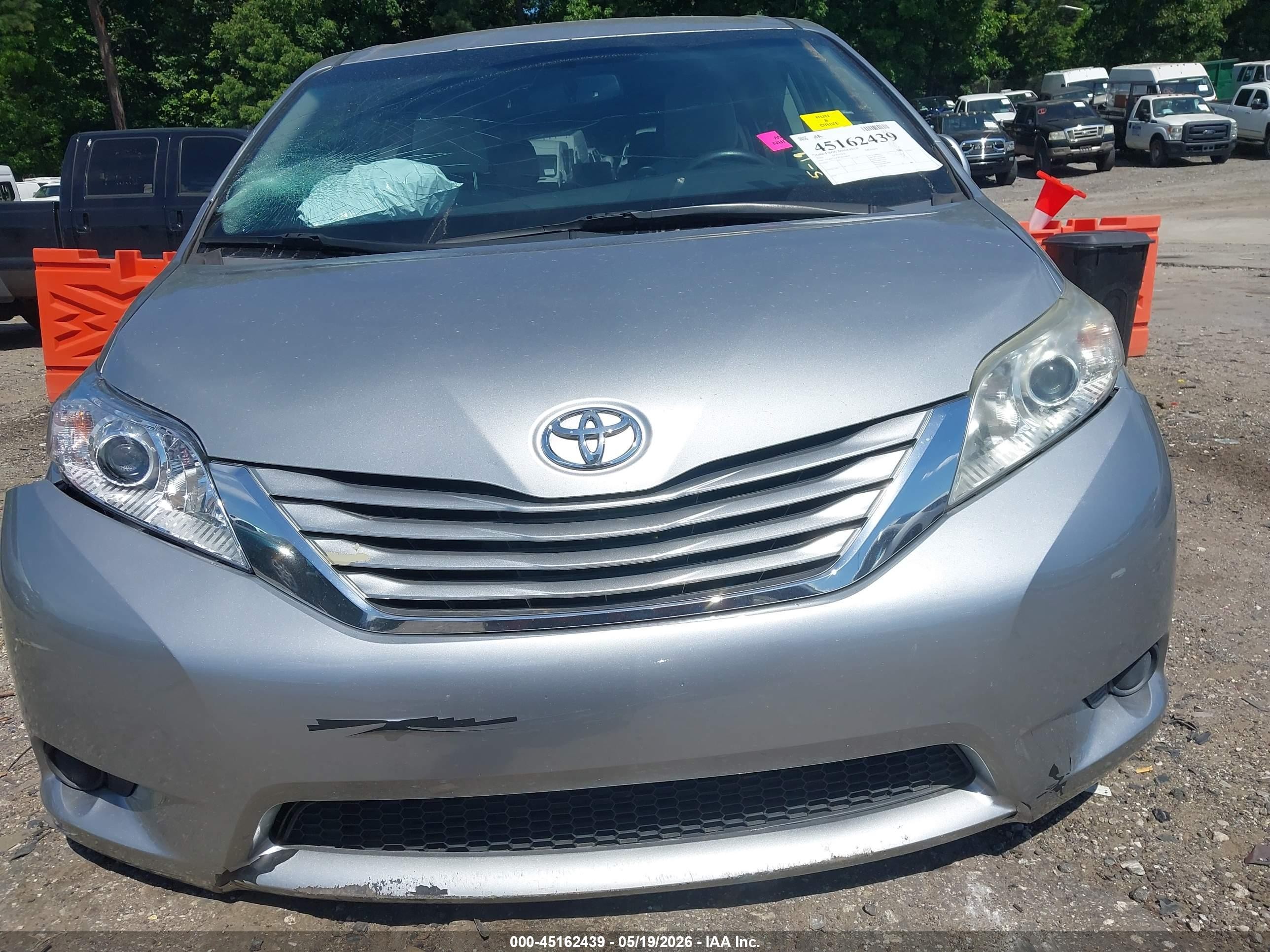 2016 Toyota Sienna Le 8 Passenger Серебряный vin: 5TDKK3DCXGS726819