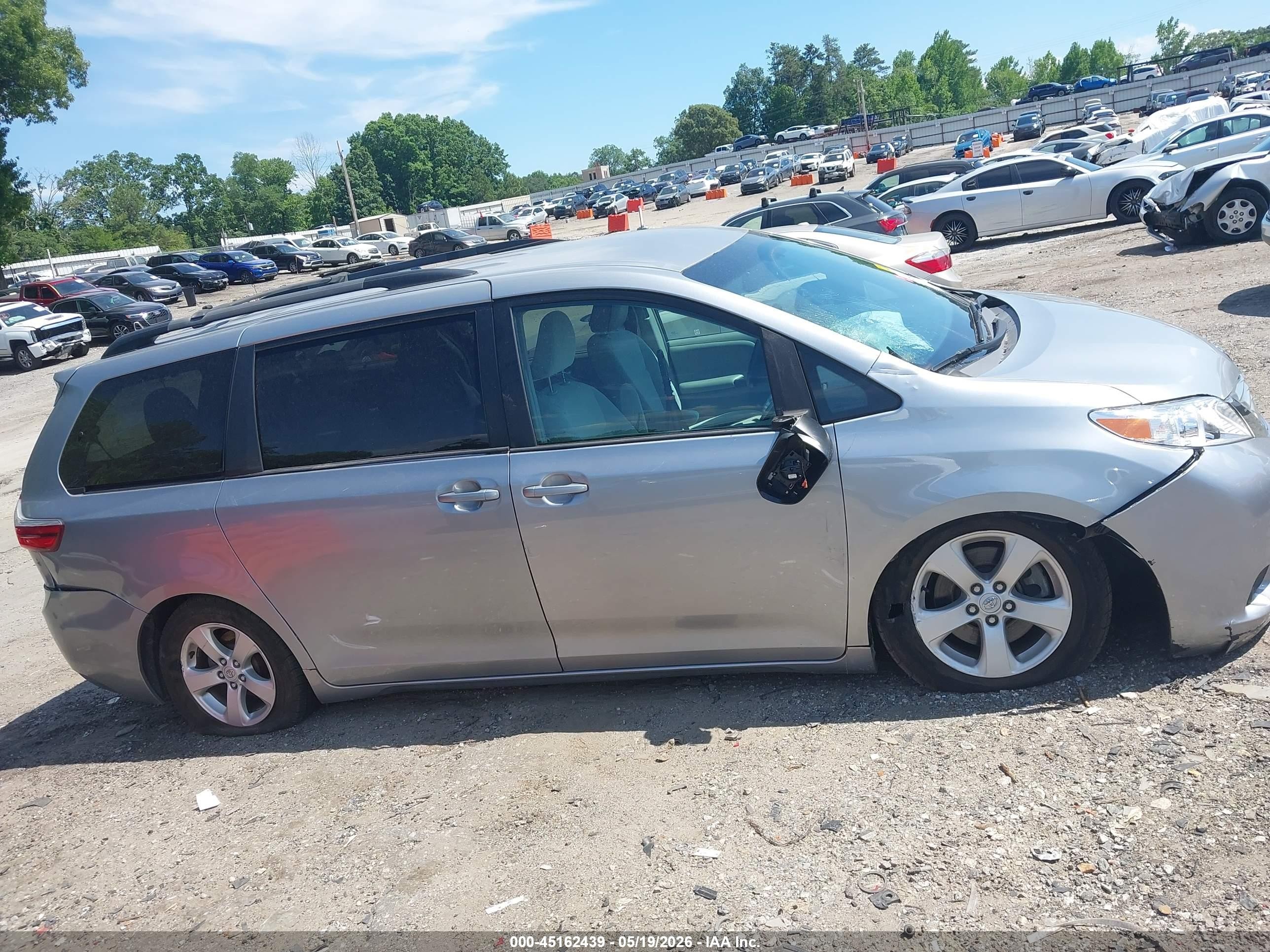 2016 Toyota Sienna Le 8 Passenger Серебряный vin: 5TDKK3DCXGS726819