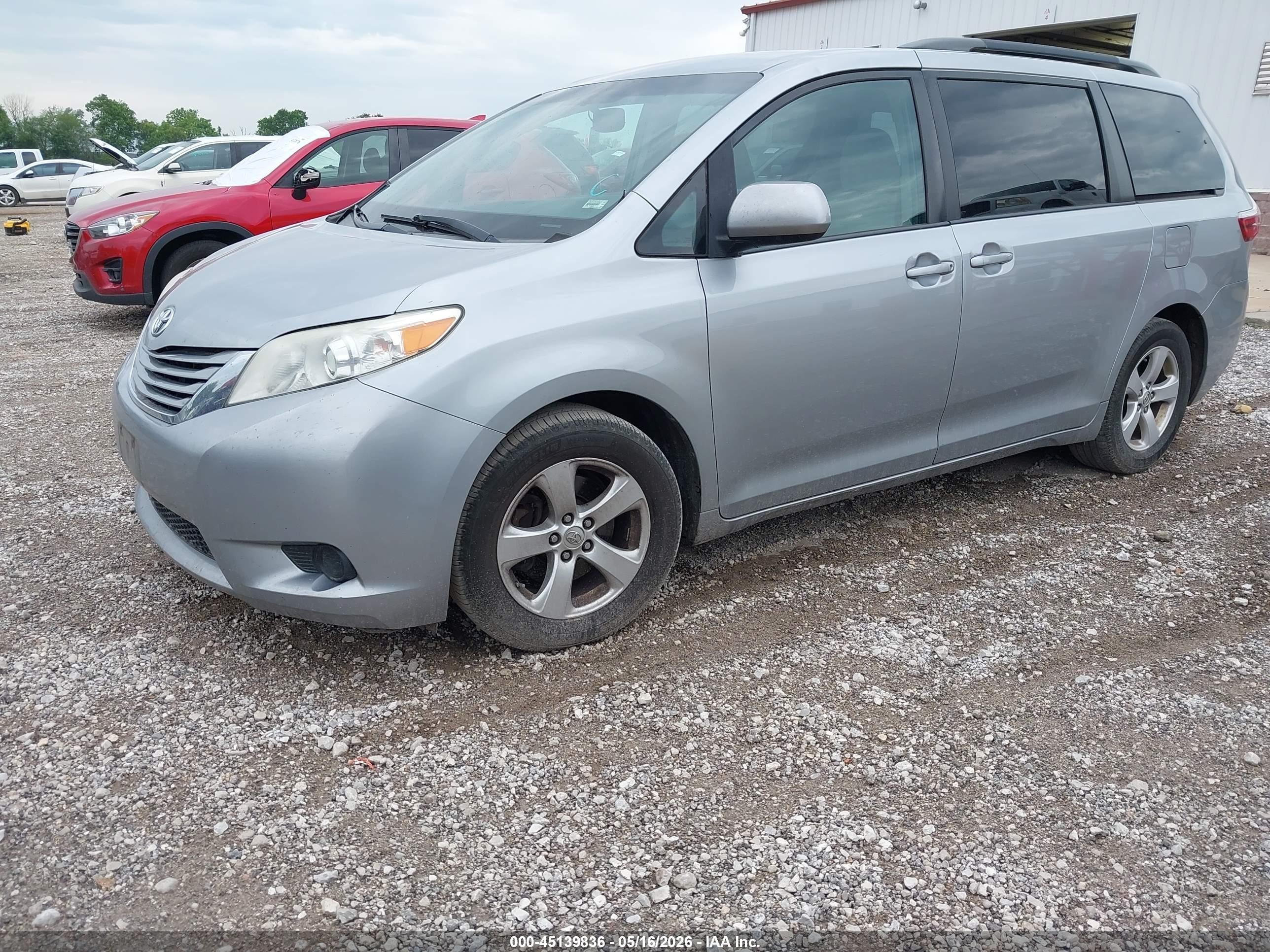 2016 Toyota Sienna Le 8 Passenger Silver vin: 5TDKK3DCXGS740140