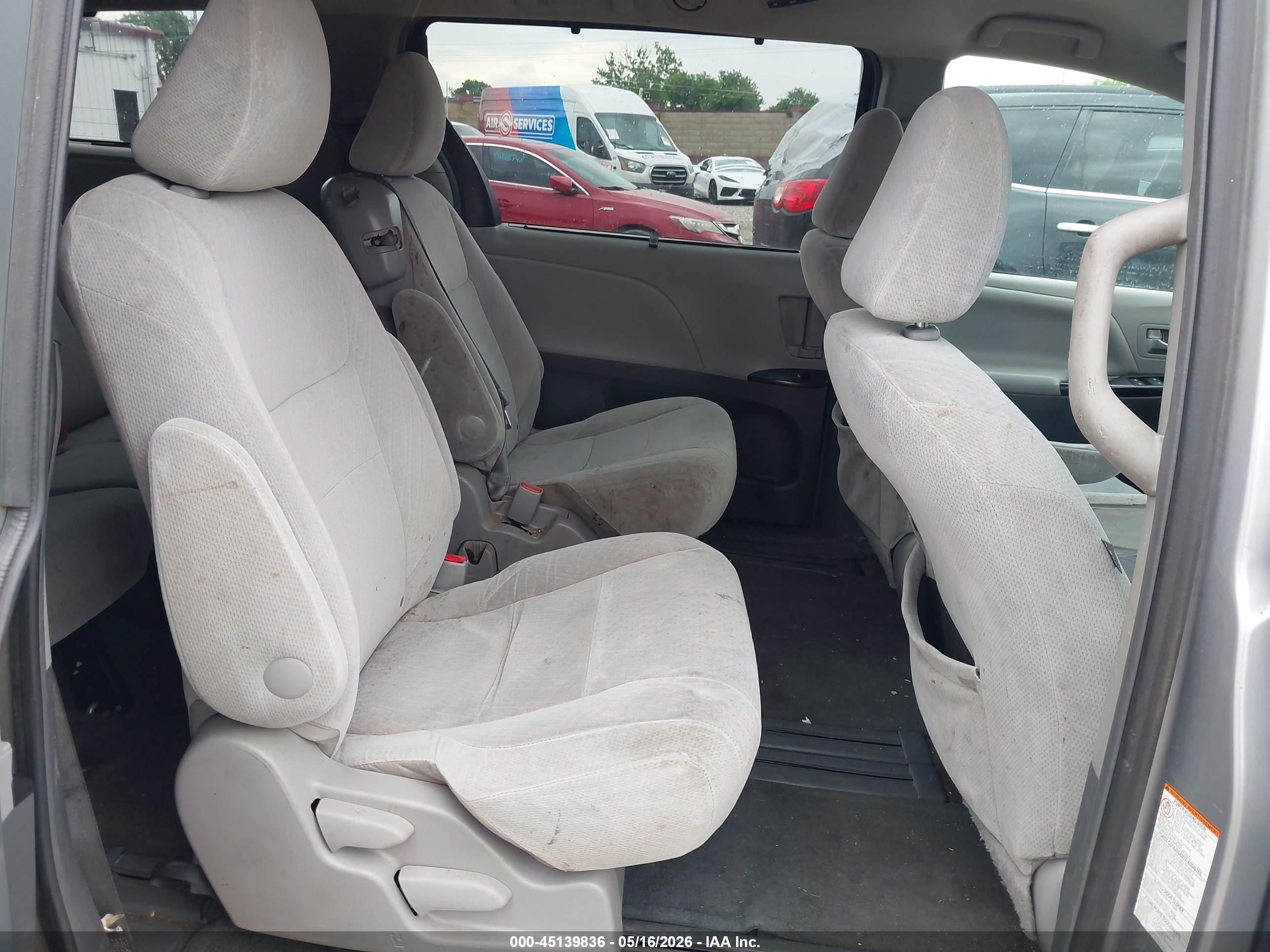 2016 Toyota Sienna Le 8 Passenger Silver vin: 5TDKK3DCXGS740140