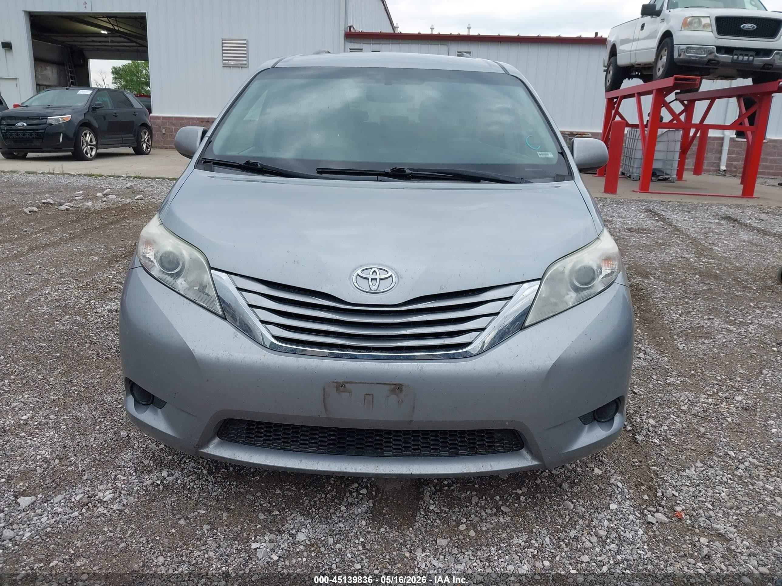 2016 Toyota Sienna Le 8 Passenger Silver vin: 5TDKK3DCXGS740140
