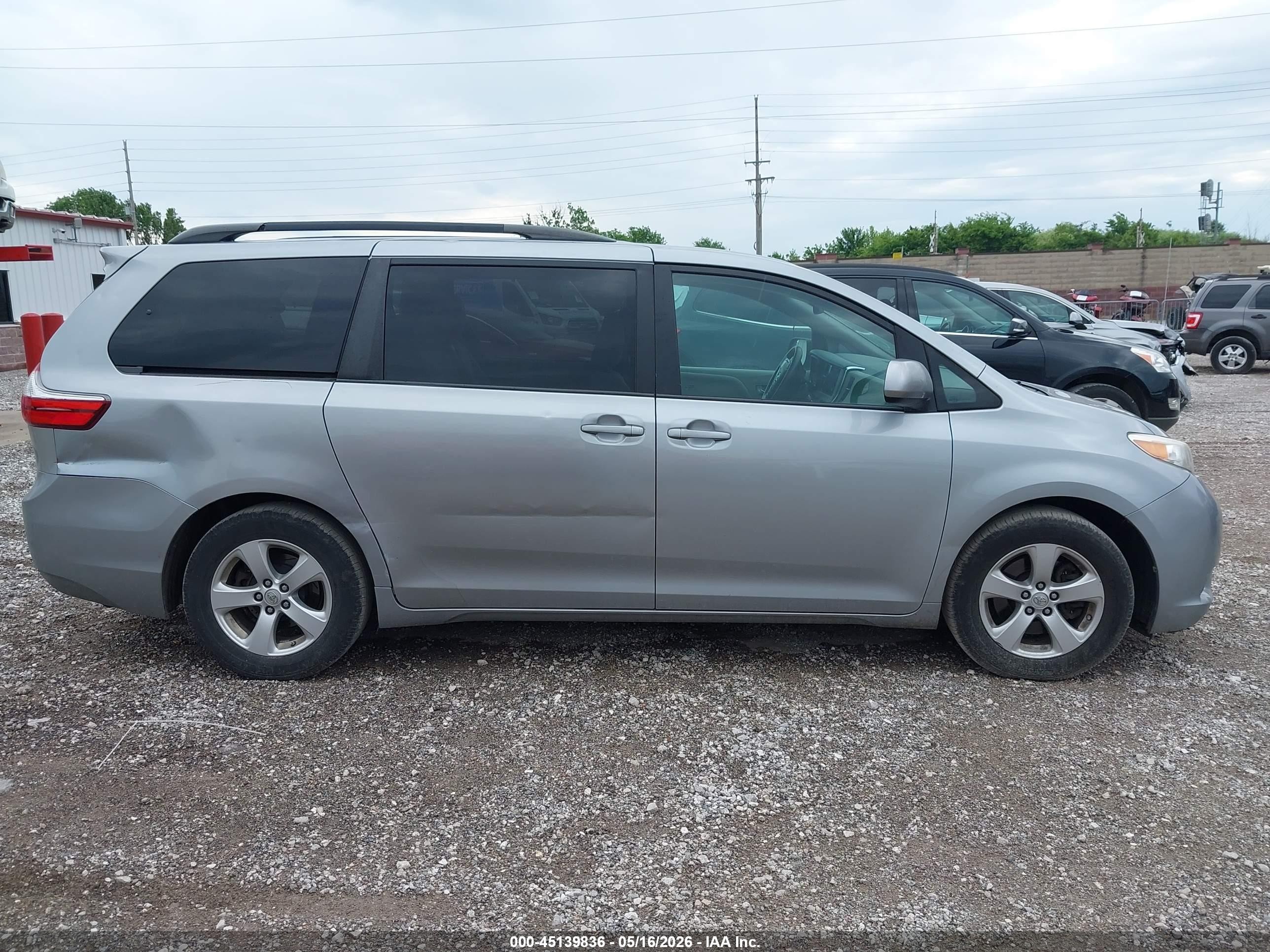 2016 Toyota Sienna Le 8 Passenger Silver vin: 5TDKK3DCXGS740140