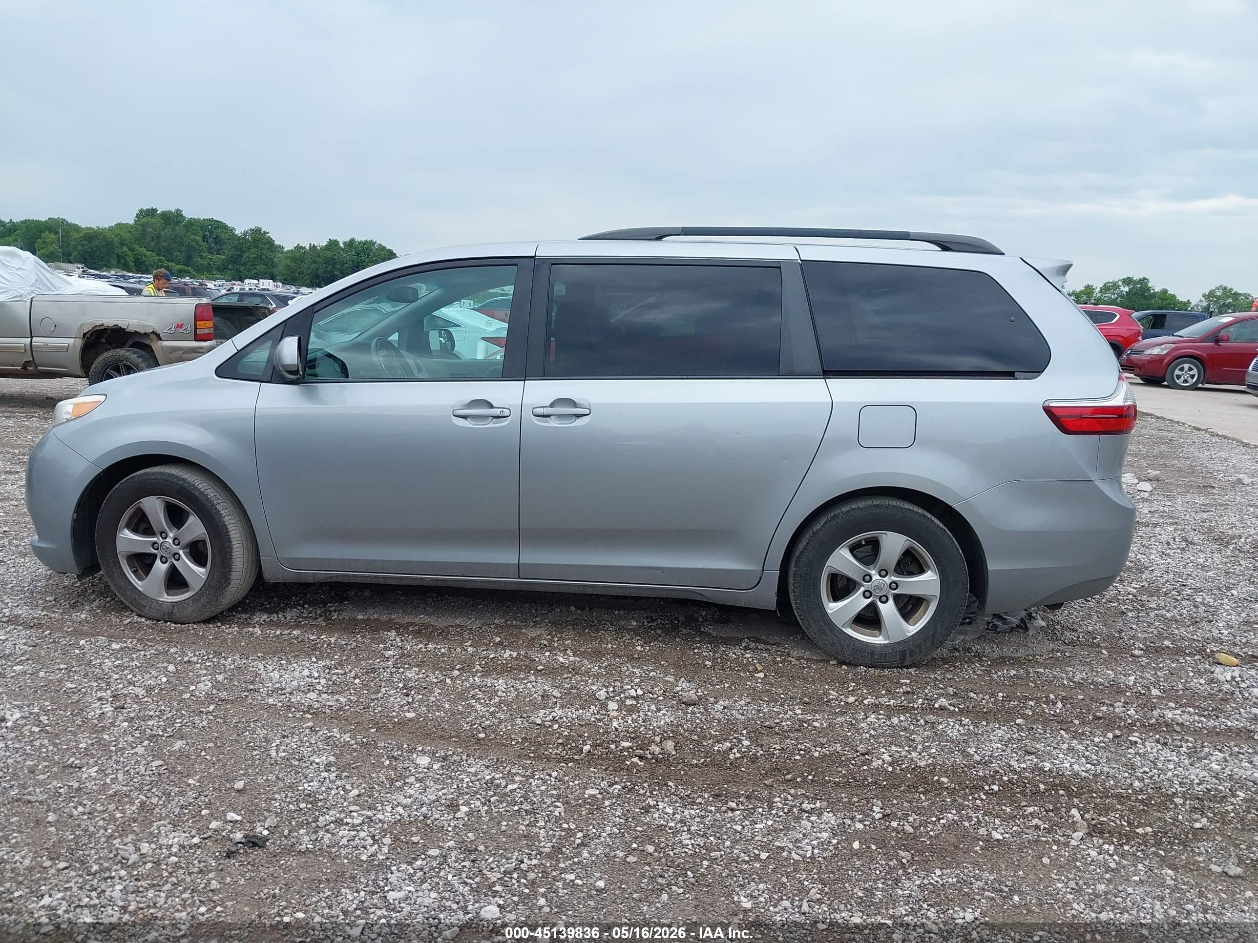 2016 Toyota Sienna Le 8 Passenger Silver vin: 5TDKK3DCXGS740140