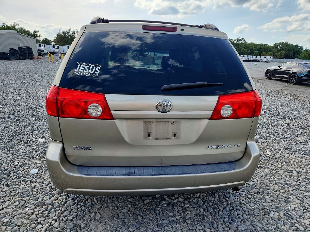 2010 Toyota Sienna Le 7-passenger Tan vin: 5TDKK4CC0AS289086