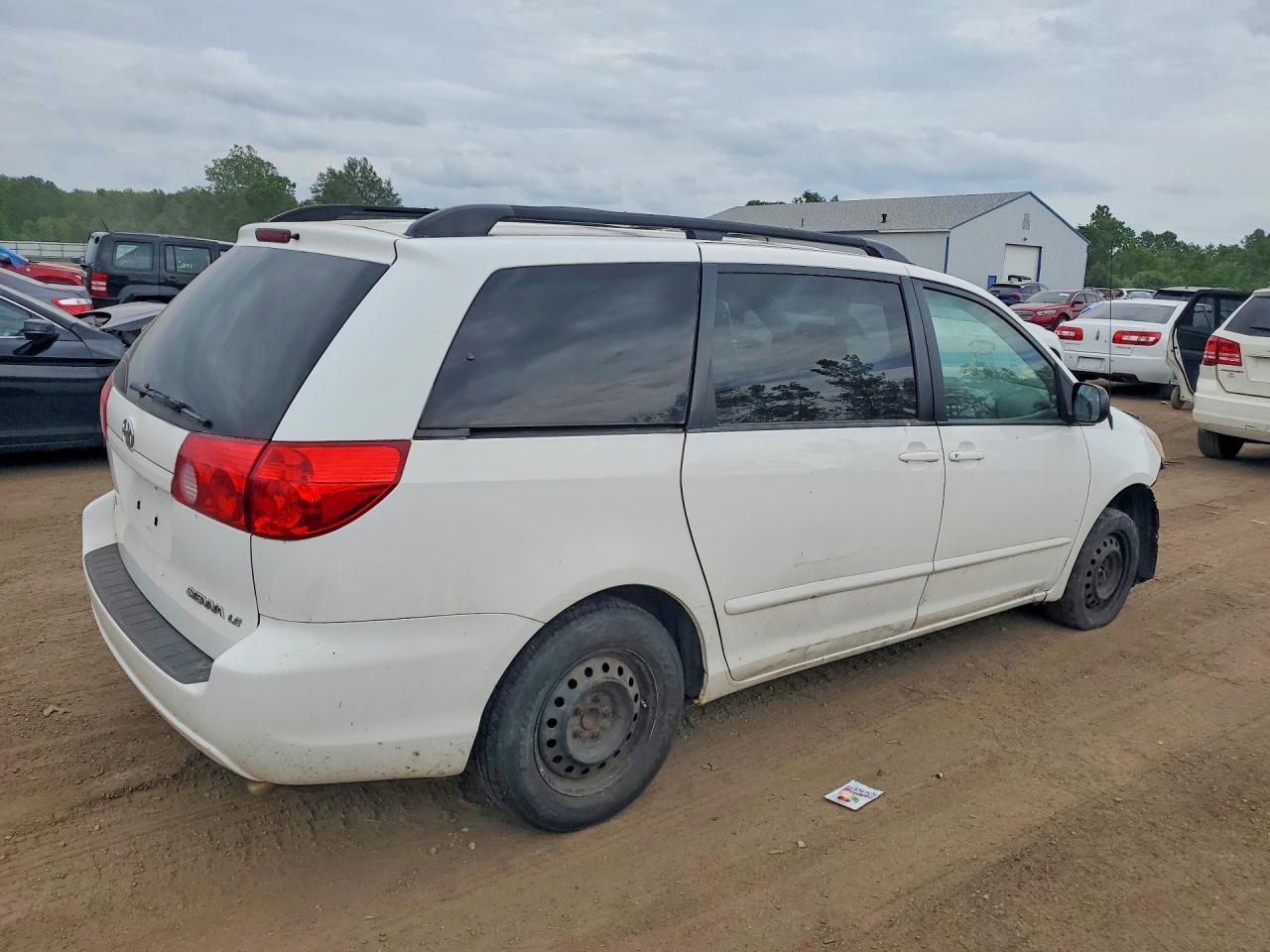 2010 Toyota Sienna Le 8-passenger Белый vin: 5TDKK4CC0AS291615