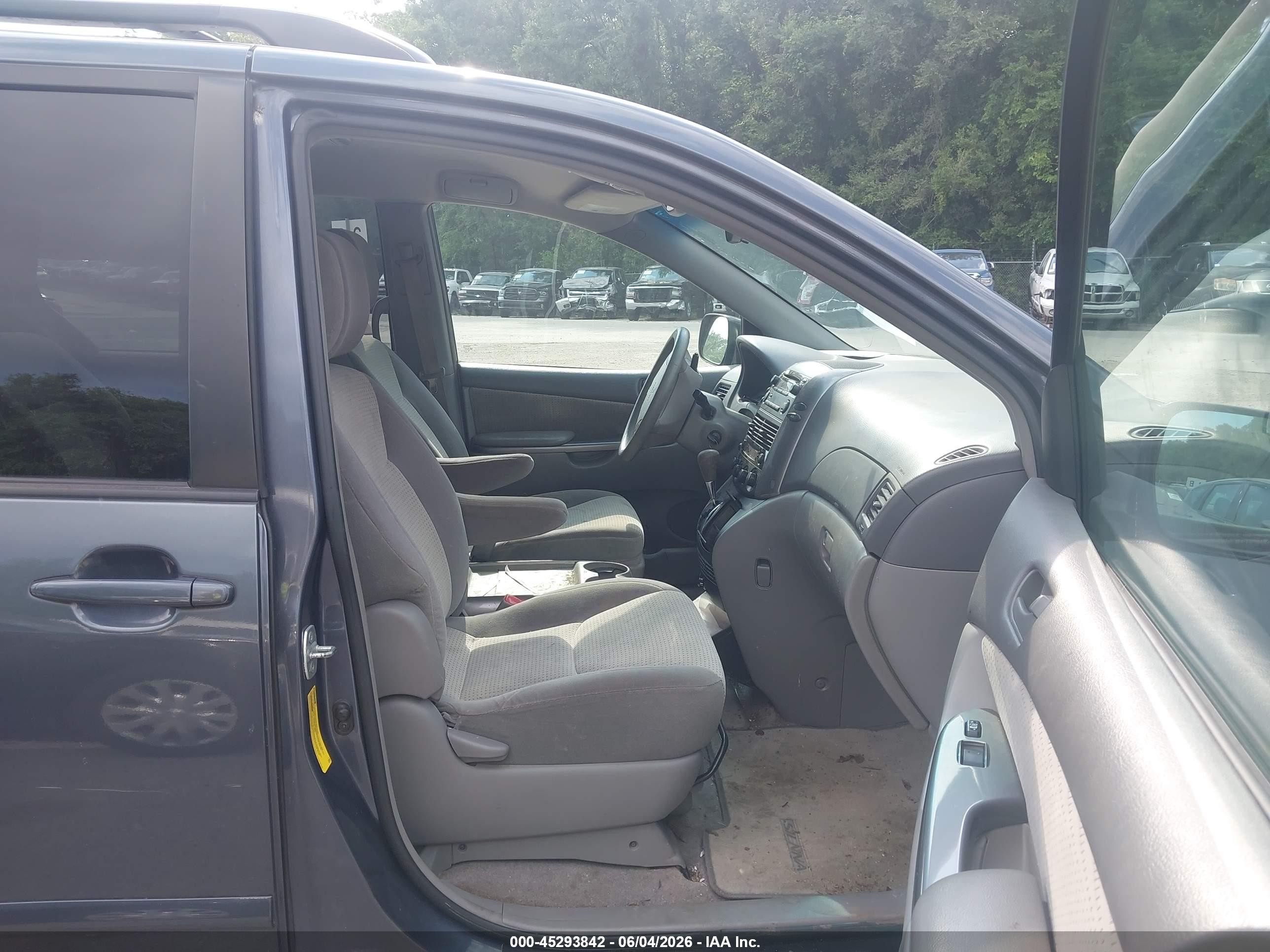 2010 Toyota Sienna Le Gray vin: 5TDKK4CC0AS294630