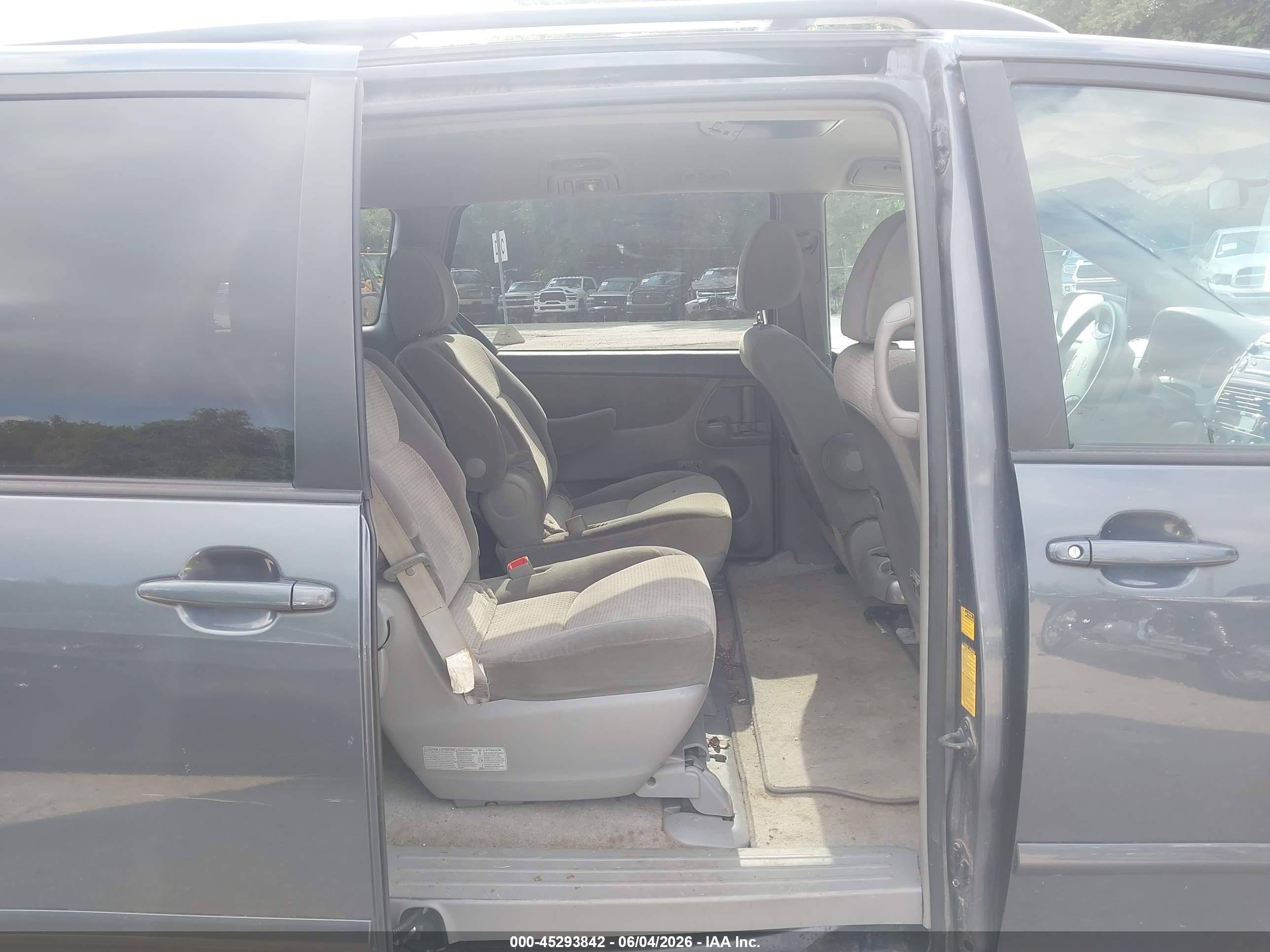 2010 Toyota Sienna Le Gray vin: 5TDKK4CC0AS294630