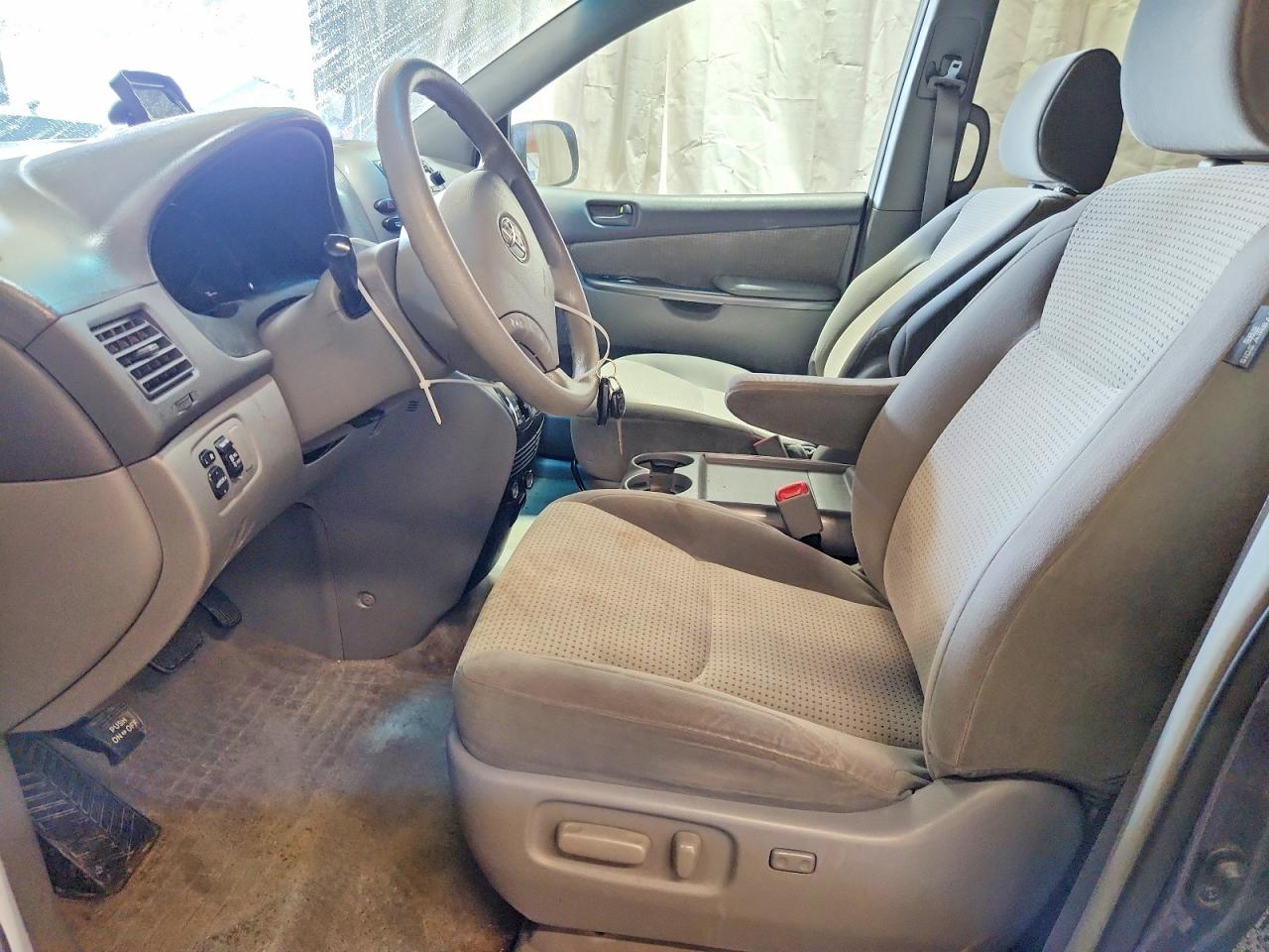 2010 Toyota Sienna Le 7-passenger Blue vin: 5TDKK4CC0AS301009