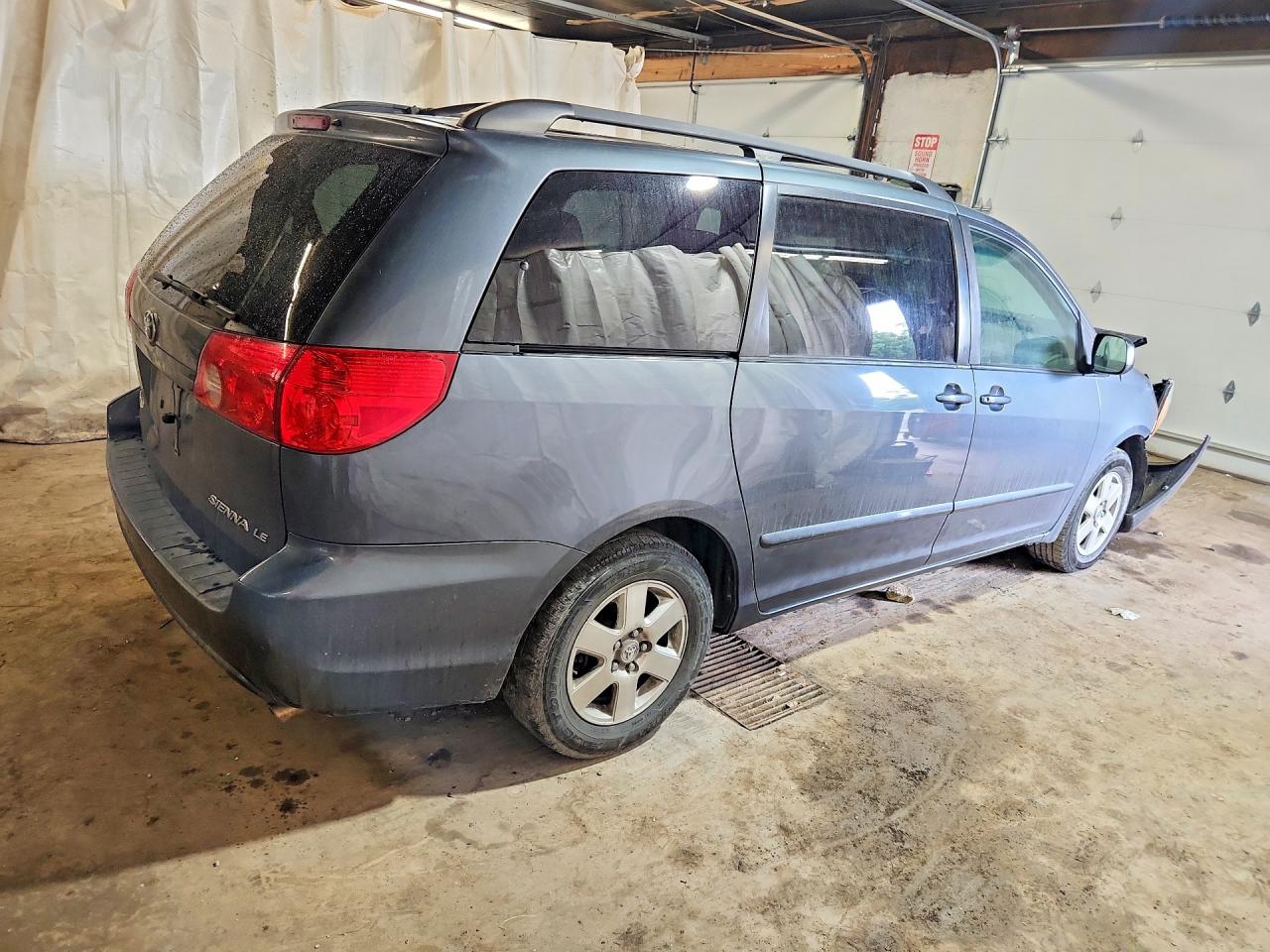 2010 Toyota Sienna Le 7-passenger Blue vin: 5TDKK4CC0AS301009