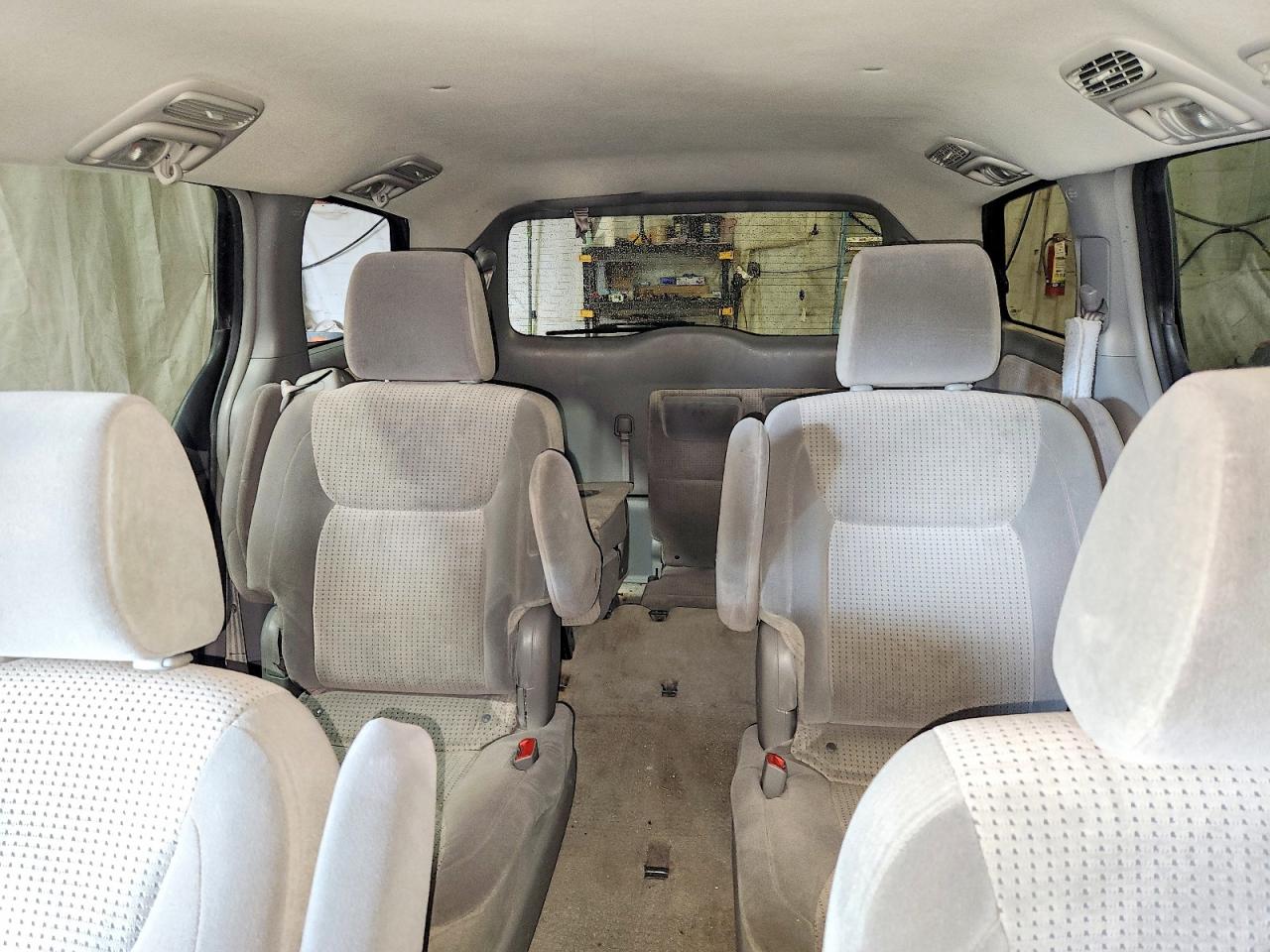 2010 Toyota Sienna Le 7-passenger Blue vin: 5TDKK4CC0AS301009