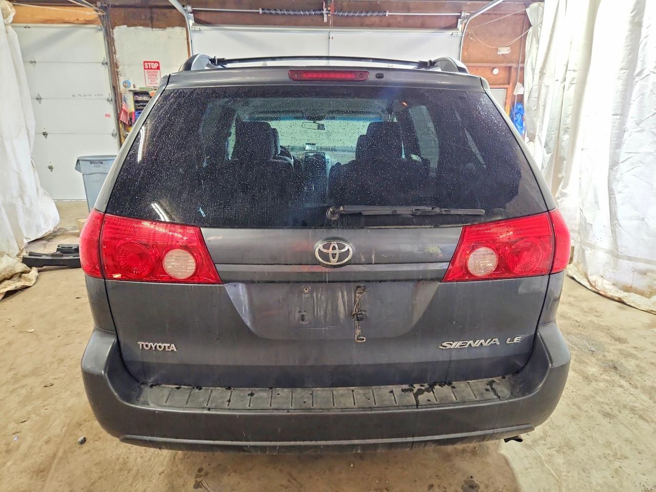 2010 Toyota Sienna Le 7-passenger Blue vin: 5TDKK4CC0AS301009