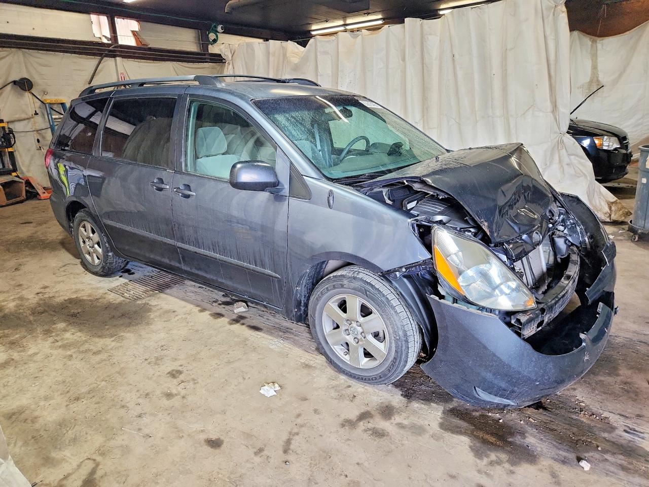 2010 Toyota Sienna Le 7-passenger Blue vin: 5TDKK4CC0AS301009