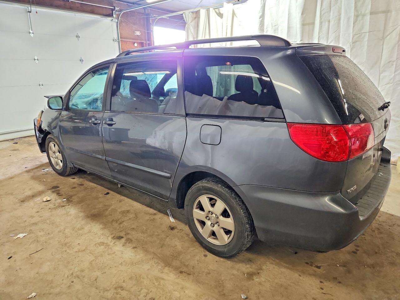 2010 Toyota Sienna Le 7-passenger Blue vin: 5TDKK4CC0AS301009