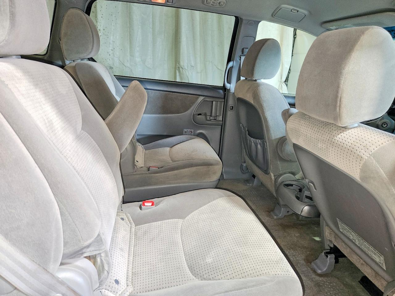 2010 Toyota Sienna Le 7-passenger Blue vin: 5TDKK4CC0AS301009