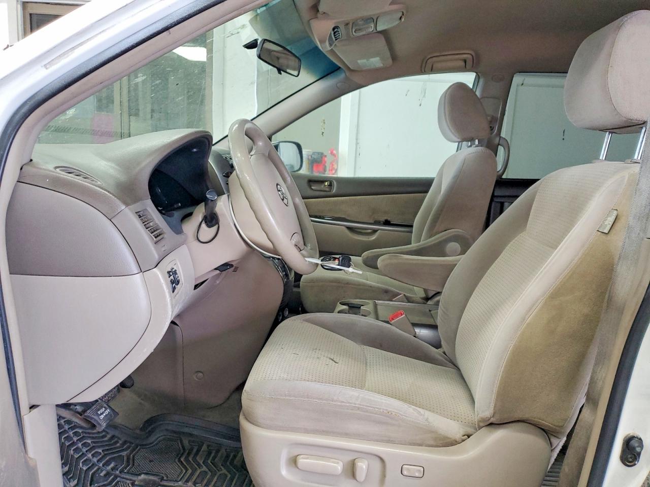2010 Toyota Sienna Le 7-passenger Белый vin: 5TDKK4CC0AS303584