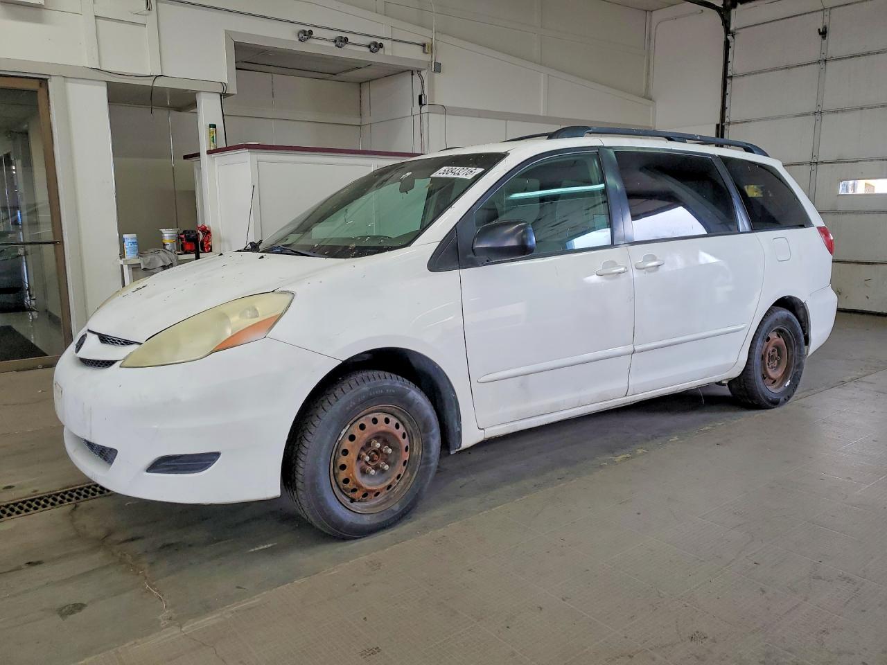 2010 Toyota Sienna Le 7-passenger White vin: 5TDKK4CC0AS303584