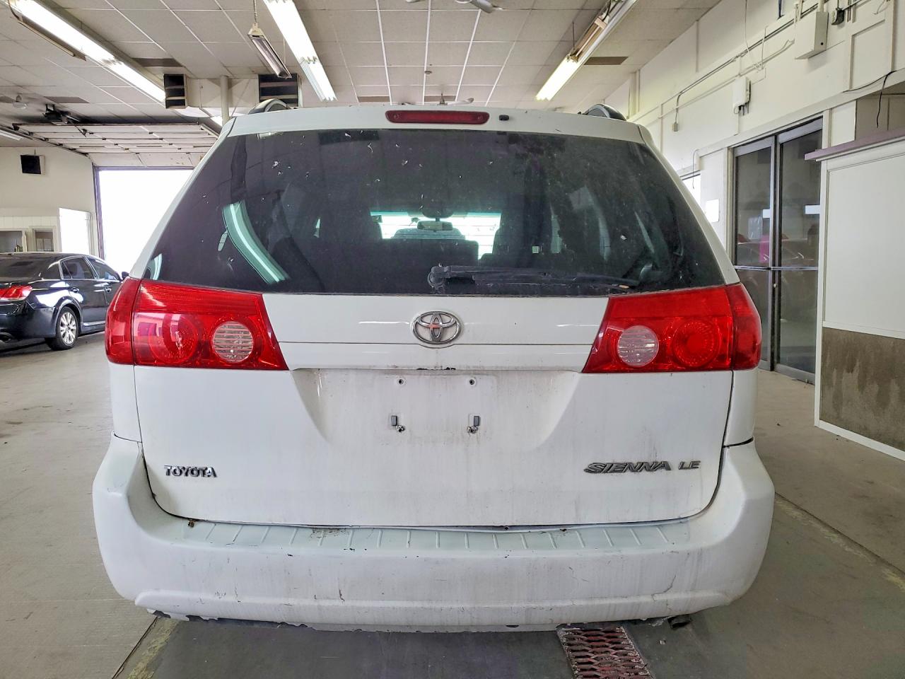 2010 Toyota Sienna Le 7-passenger Белый vin: 5TDKK4CC0AS303584