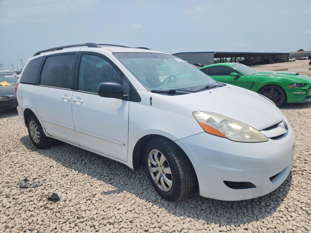 2010 Toyota Sienna Le 8-passenger White vin: 5TDKK4CC0AS309143