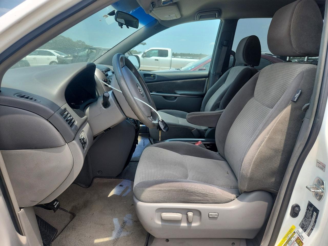 2010 Toyota Sienna Le 8-passenger White vin: 5TDKK4CC0AS309143
