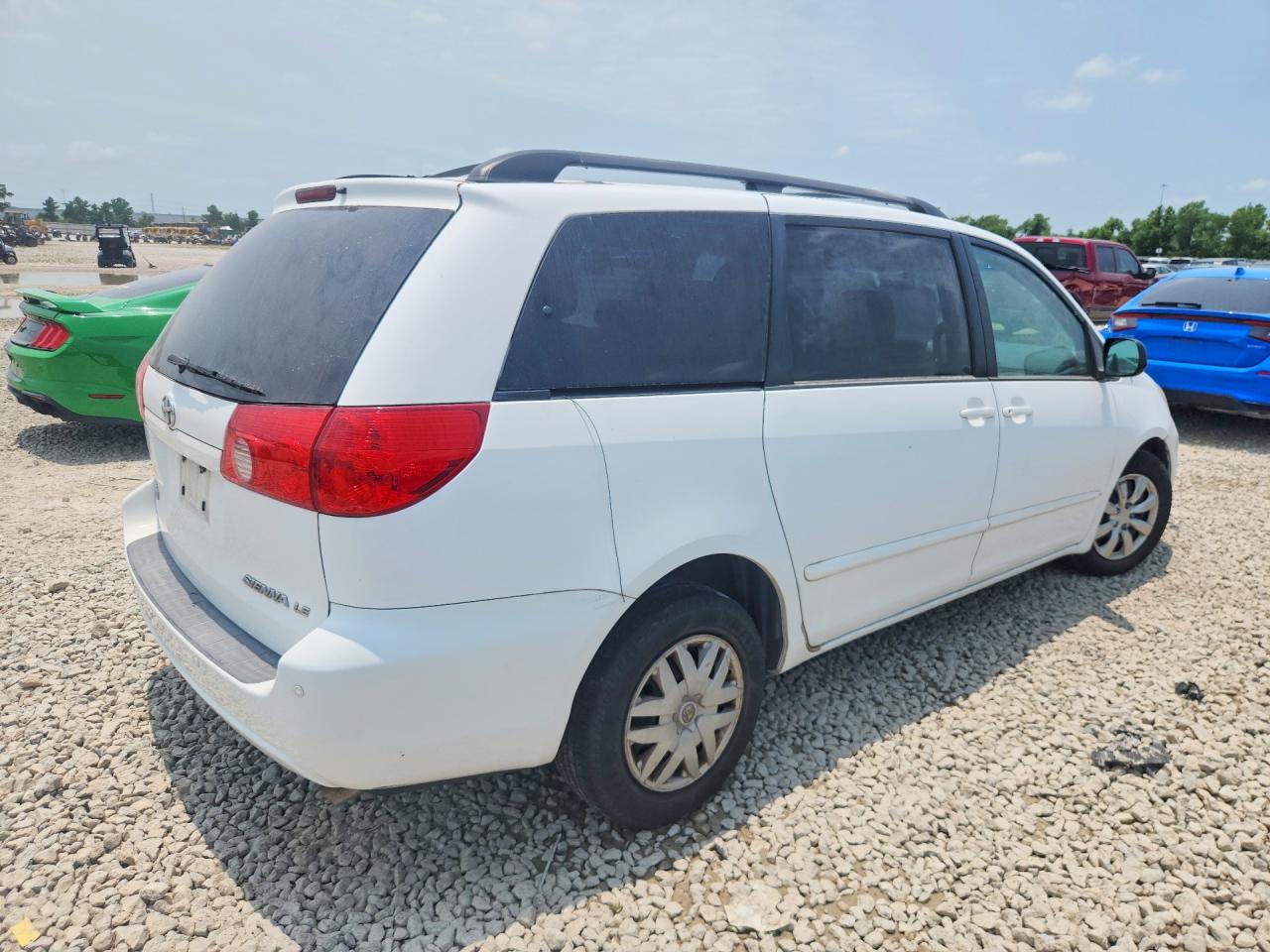 2010 Toyota Sienna Le 8-passenger White vin: 5TDKK4CC0AS309143