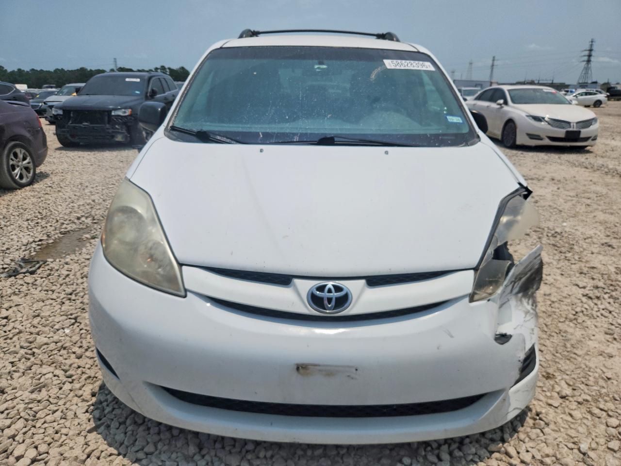 2010 Toyota Sienna Le 8-passenger White vin: 5TDKK4CC0AS309143