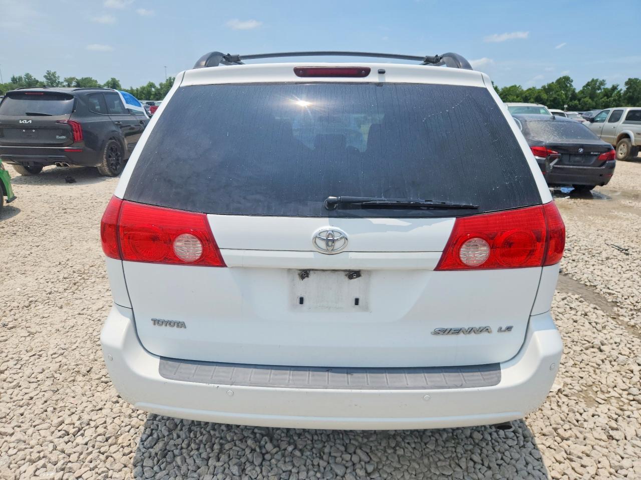 2010 Toyota Sienna Le 8-passenger White vin: 5TDKK4CC0AS309143