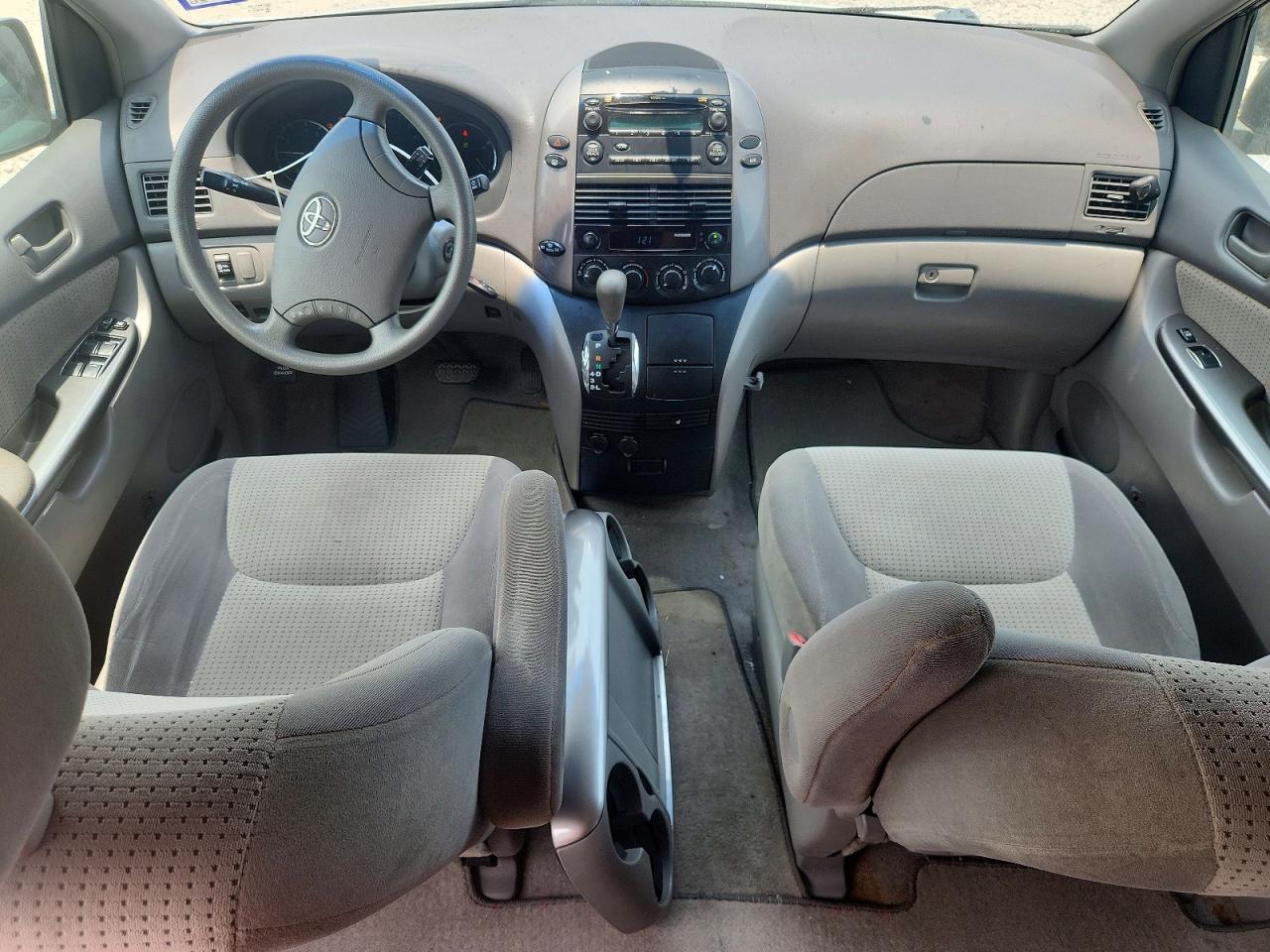 2010 Toyota Sienna Le 8-passenger White vin: 5TDKK4CC0AS309143