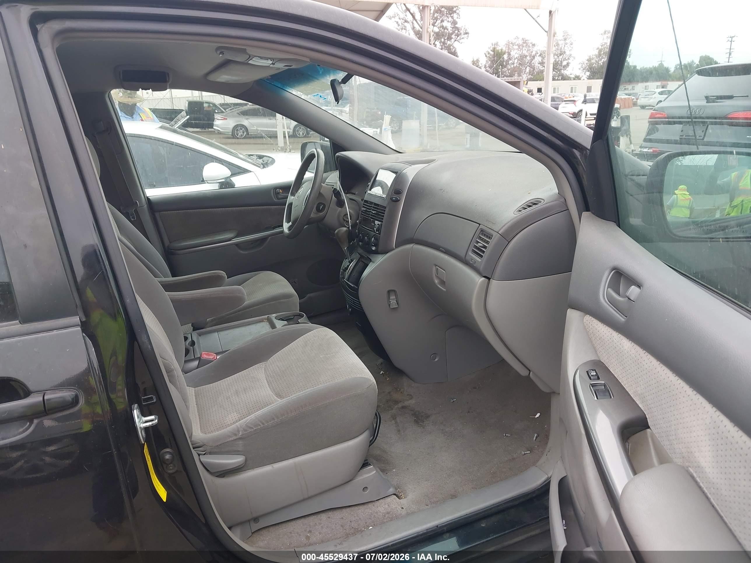 2010 Toyota Sienna Le Black vin: 5TDKK4CC0AS318506